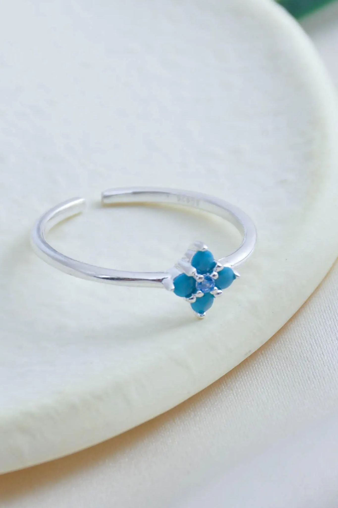 sterling-silver-turquoise-floral-ring-closeup