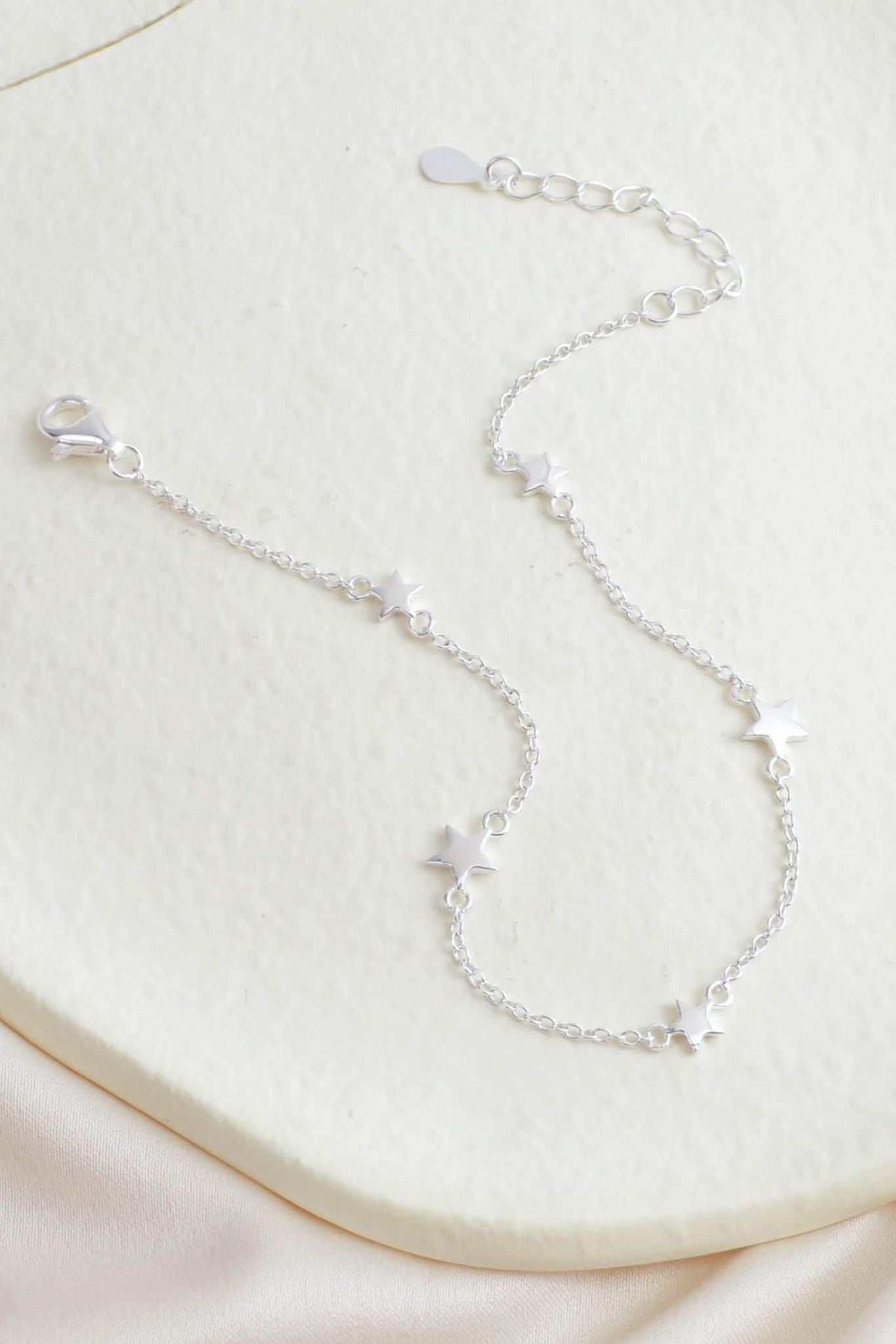 sterling-silver-stars-bracelet-lying-flat