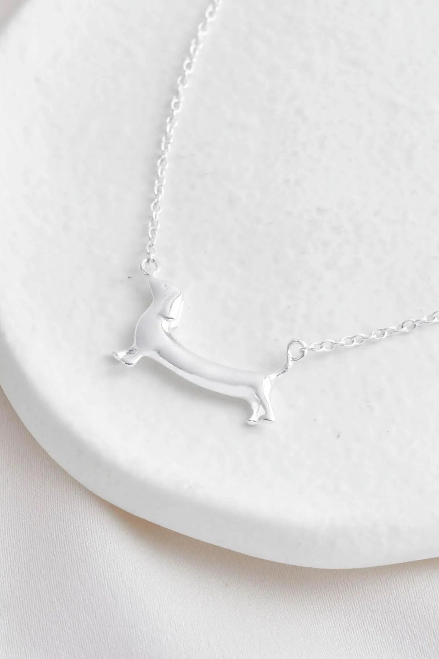 sterling-silver-sausage-dog-necklace-in-silver-amazing-mum-closeup