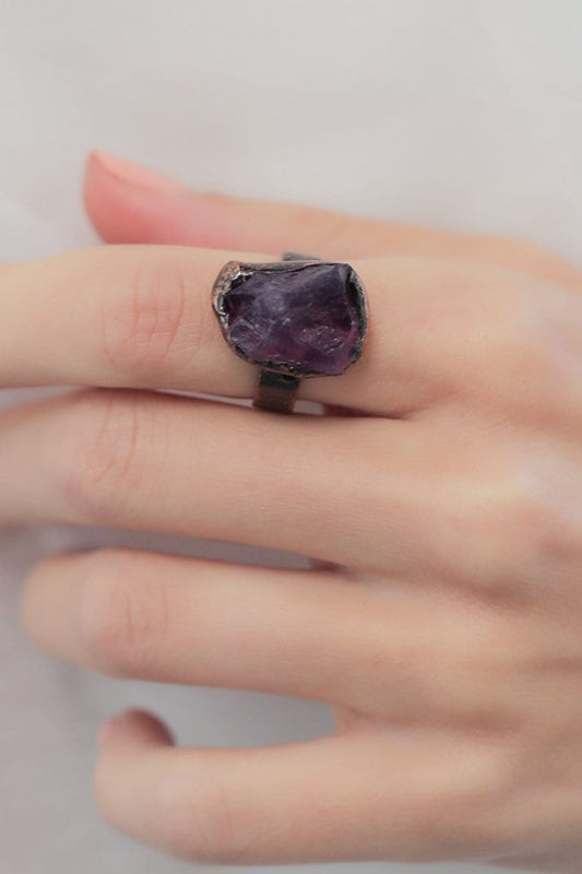 rough-cut-amethyst-gemstone-ring-model-finger