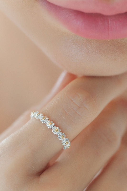 sterling-silver-daisy-chain-ring-model-finger