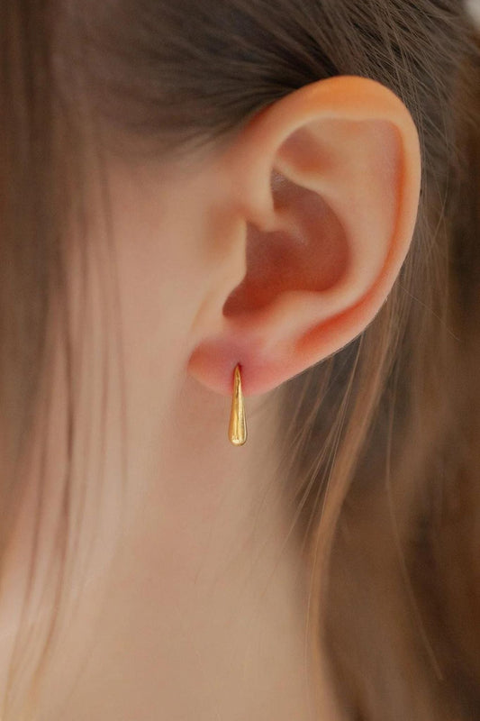 sterling-silver-teardrop-hooks-in-gold-model
