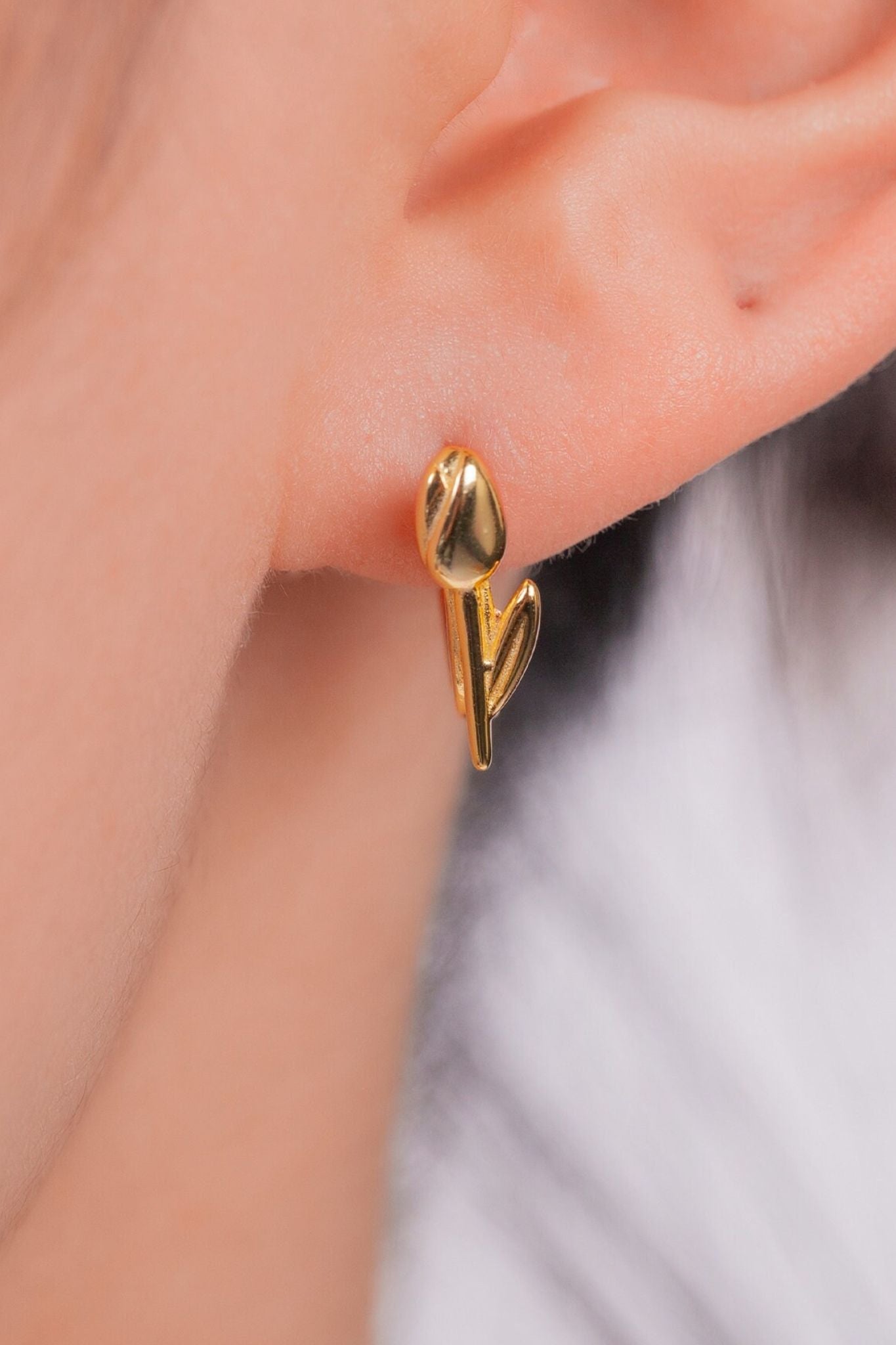 sterling-silver-tulip-hoops-in-gold-model