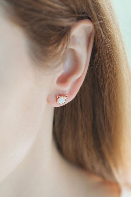 sterling-silver-moonstone-cat-studs-model