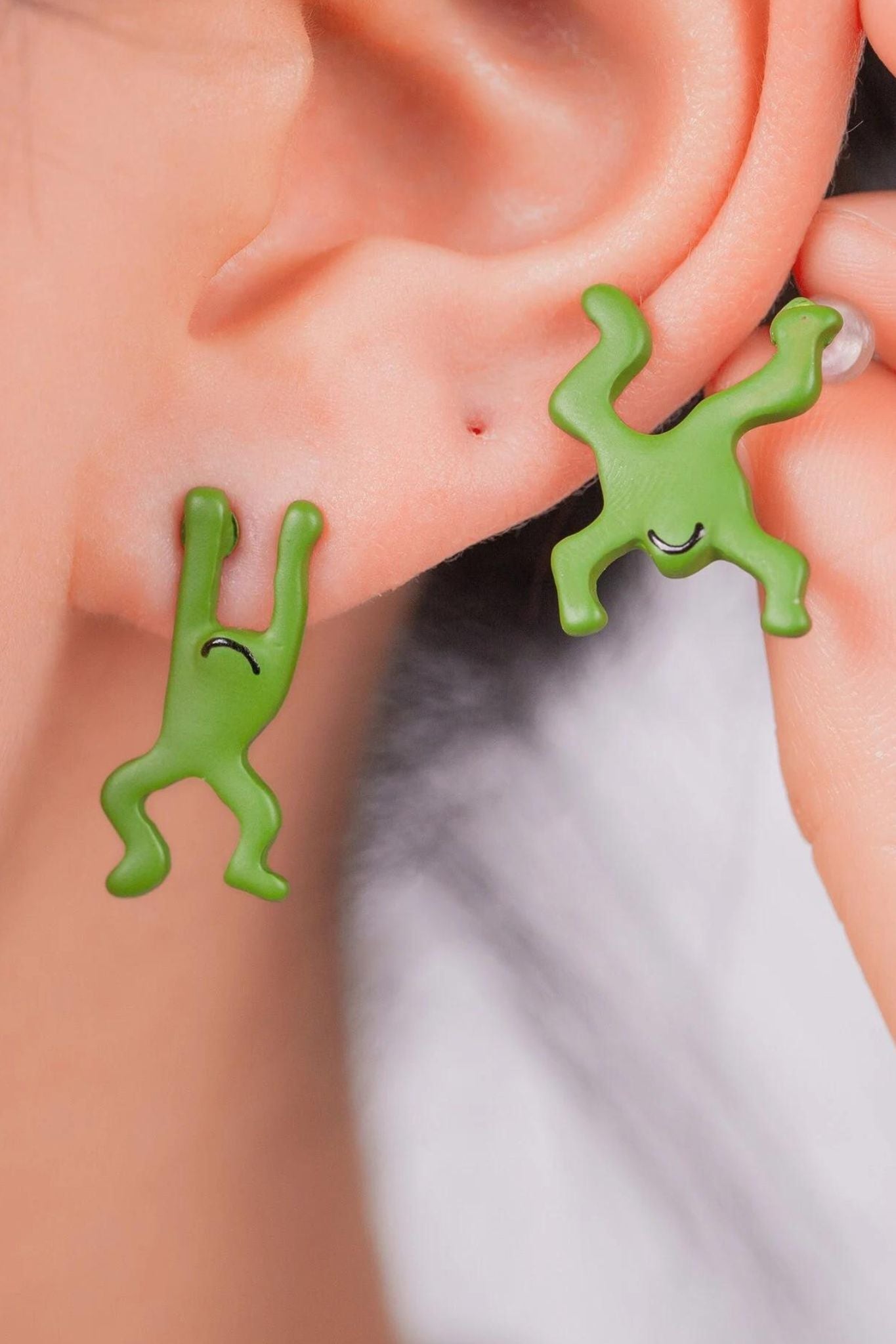 leaping-frogs-mismatched-studs-in-green-model