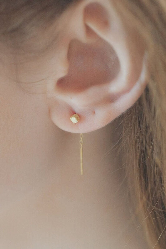 sterling-silver-geometric-threader-earrings-in-gold-model