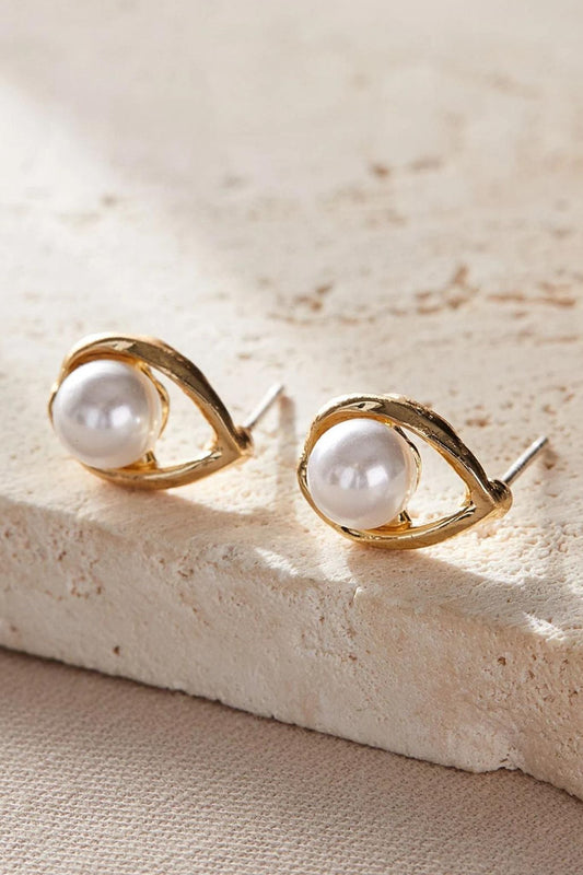 oval-pearl-studs-closeup