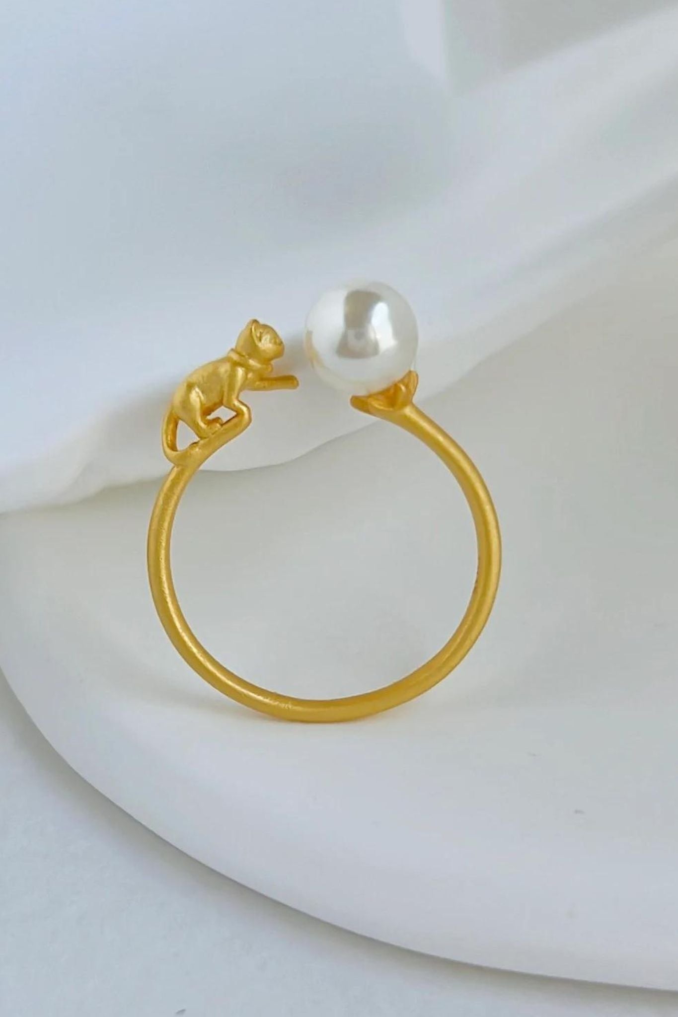 24k-plated-sterling-silver-cat-pearl-ring-closeup