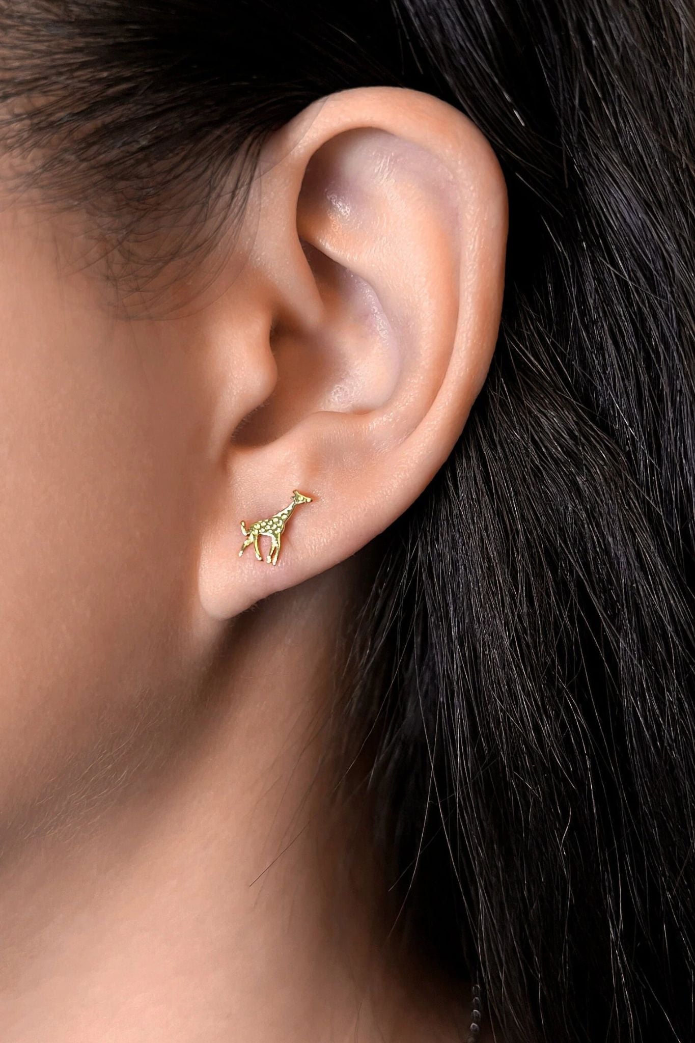 sterling-silver-giraffe-studs-in-gold-model