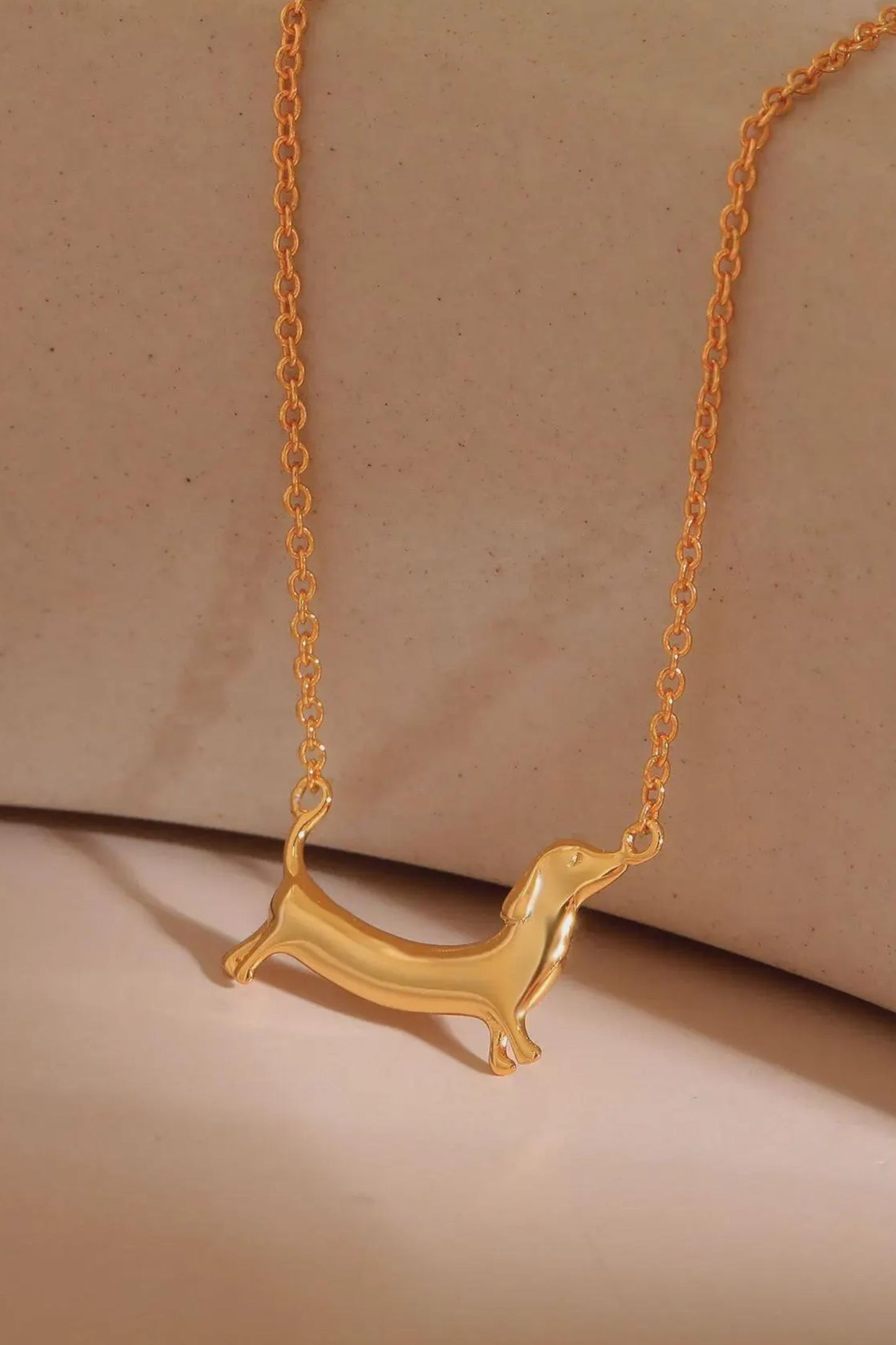 sterling-silver-sausage-dog-necklace-in-gold-amazing-mum-closeup