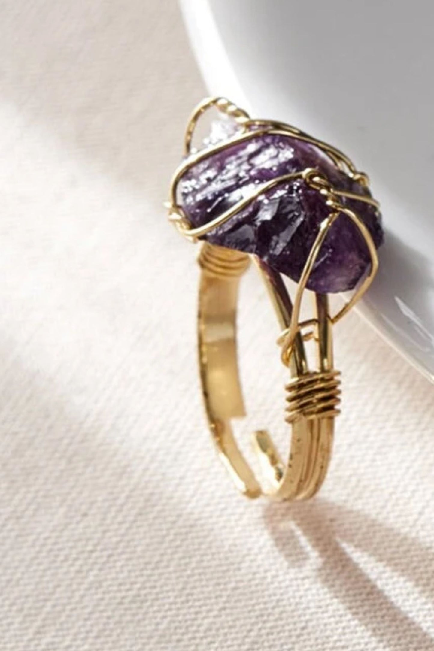 amethyst-gemstone-wire-wrap-ring-in-gold-closeup