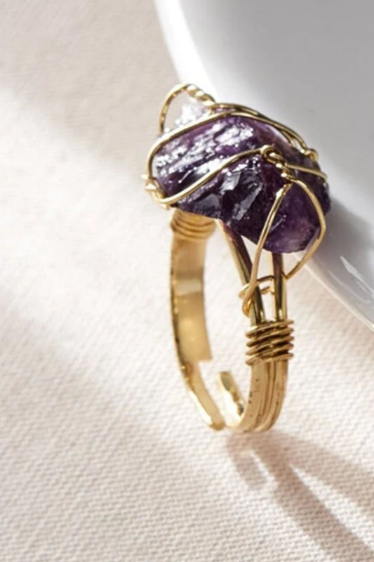 amethyst-gemstone-wire-wrap-ring-in-gold-closeup