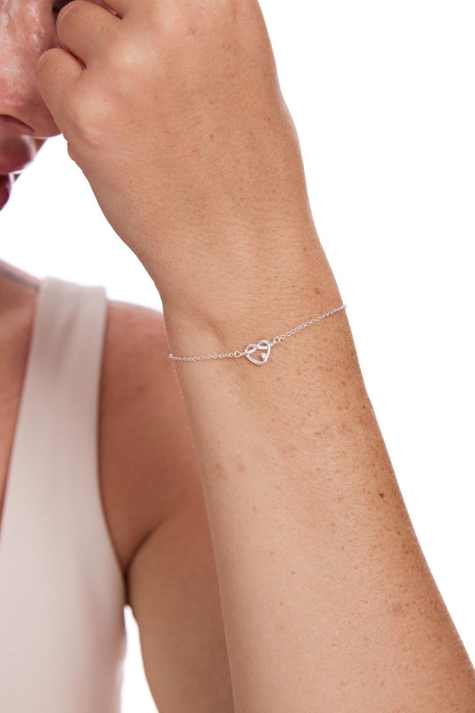 sterling-silver-love-knot-bracelet-thank-you-mum-model-wrist