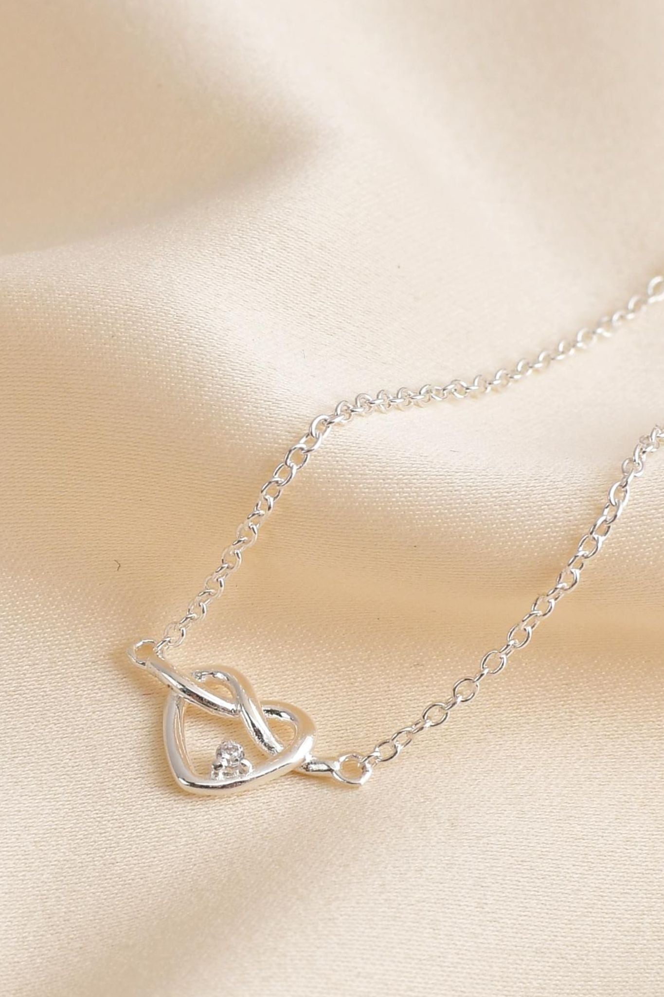 sterling-silver-love-knot-bracelet-thank-you-mum-closeup