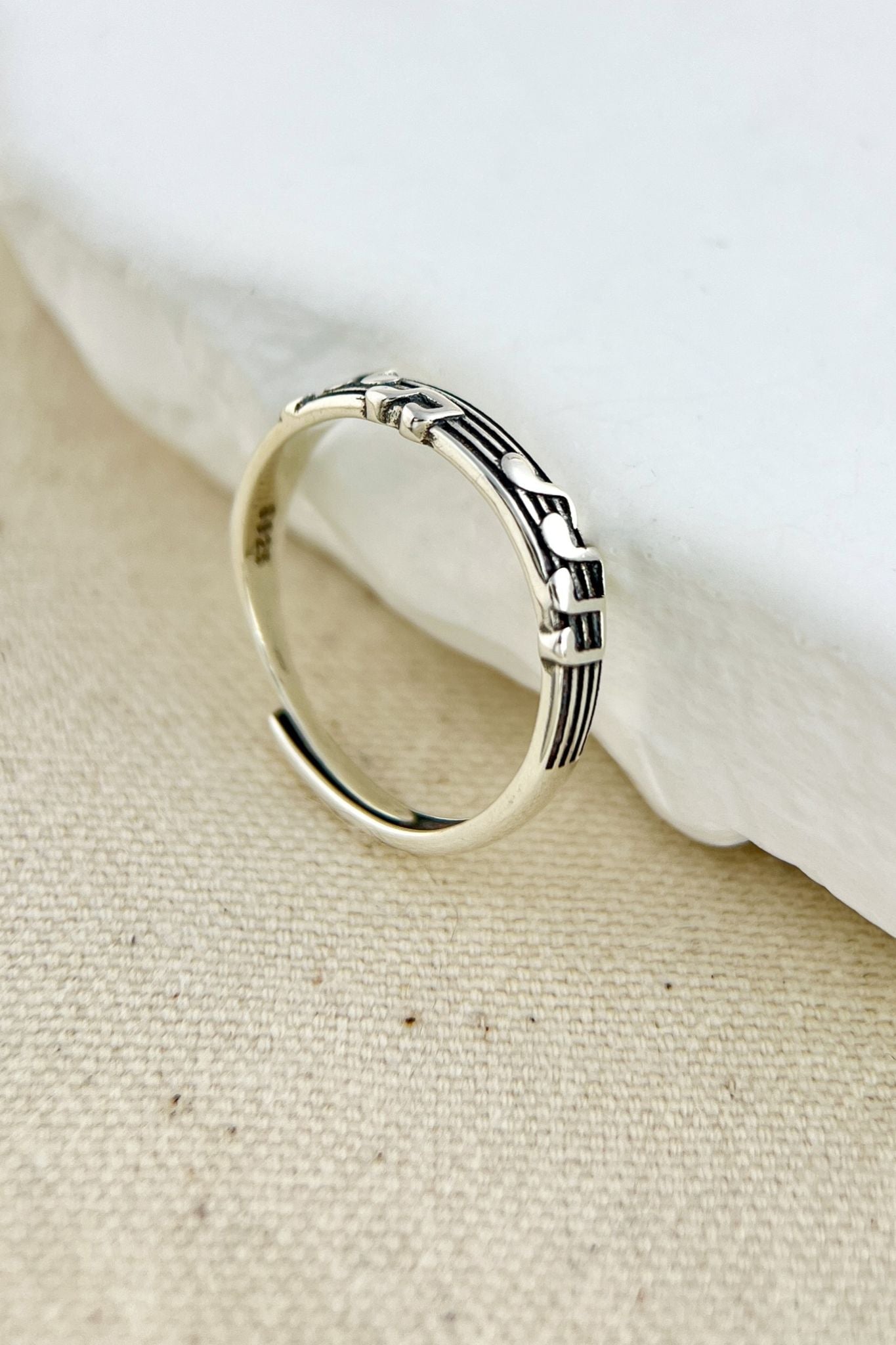 sterling-silver-musical-notes-ring-closeup