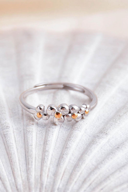 sterling-silver-dainty-daisy-floral-ring-closeup