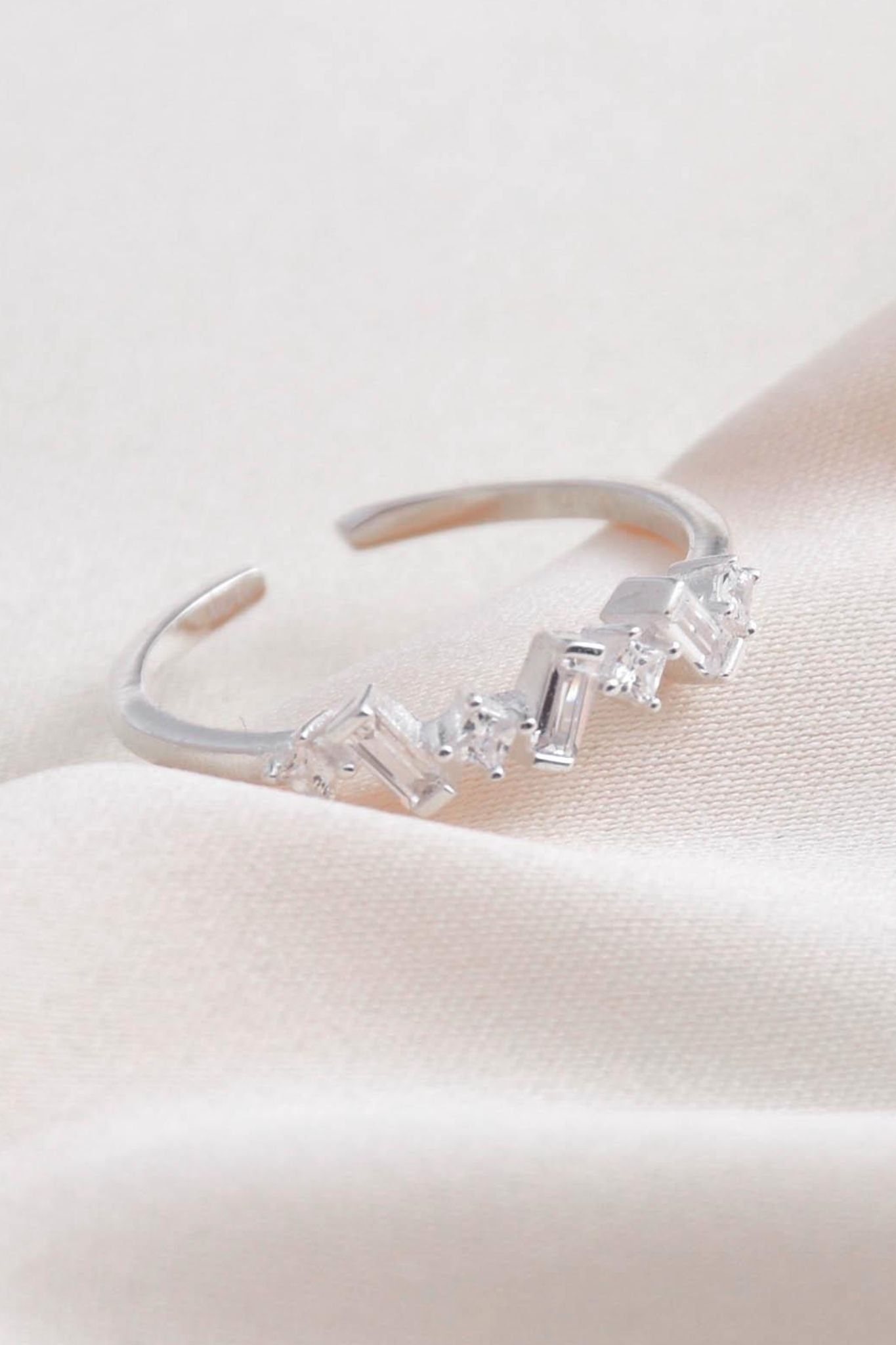 sterling-silver-baguette-cz-ring-closeup