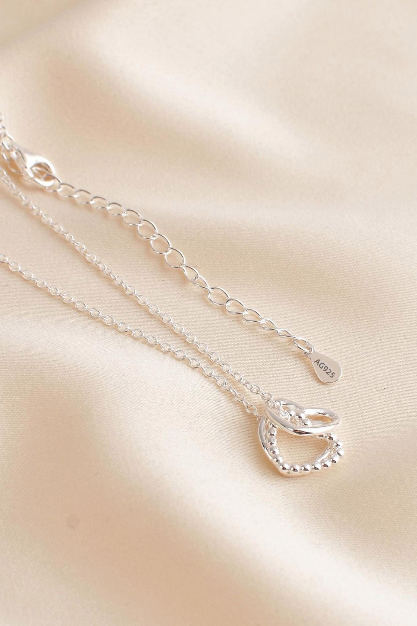 sterling-silver-three-love-heart-necklace-amazing-mum-closeup