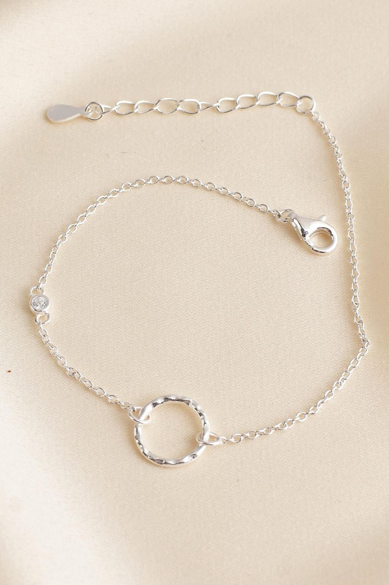 sterling-silver-dainty-circle-bracelet