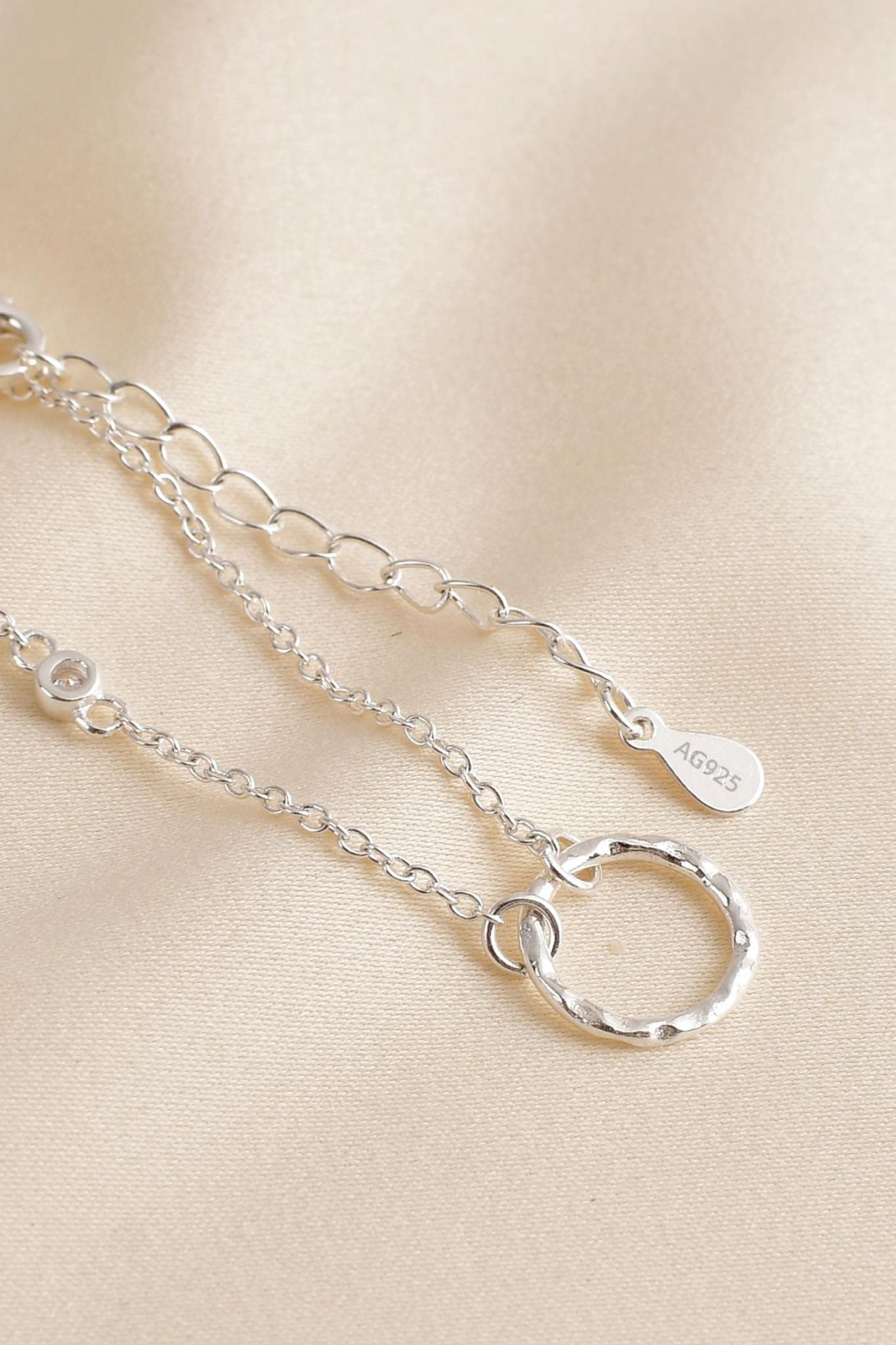 sterling-silver-dainty-circle-bracelet-closeup