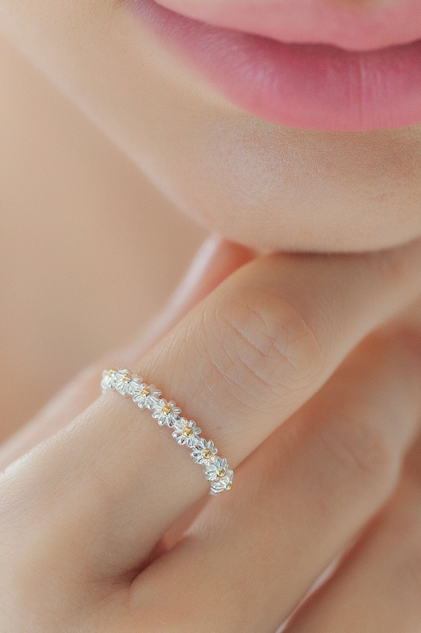sterling-silver-daisy-chain-ring-model-finger