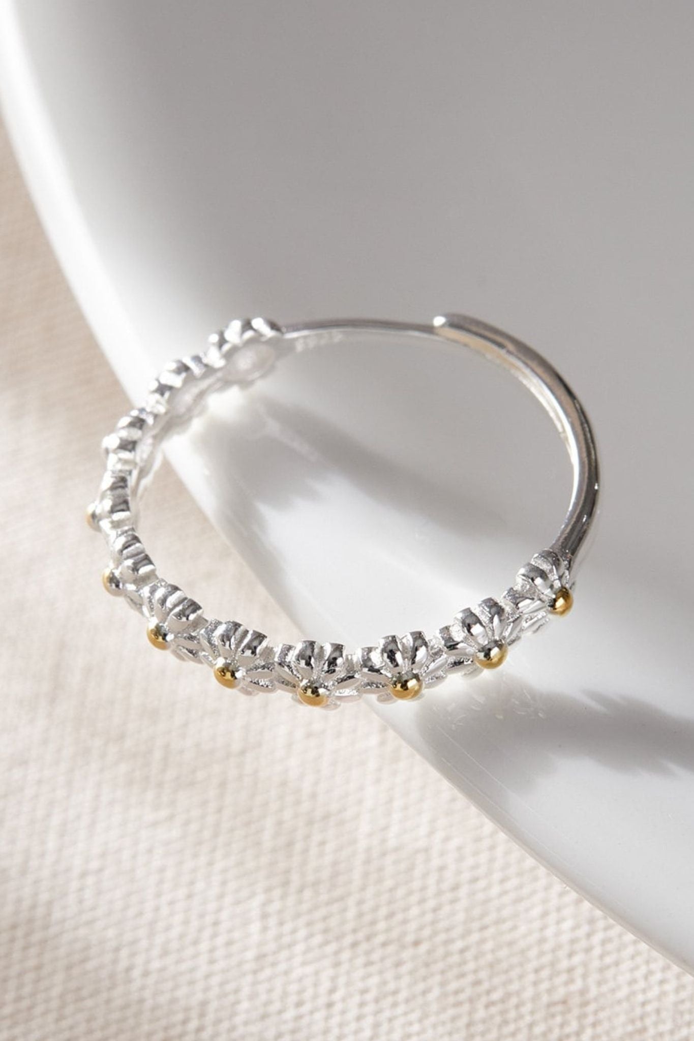 sterling-silver-daisy-chain-ring-side-view