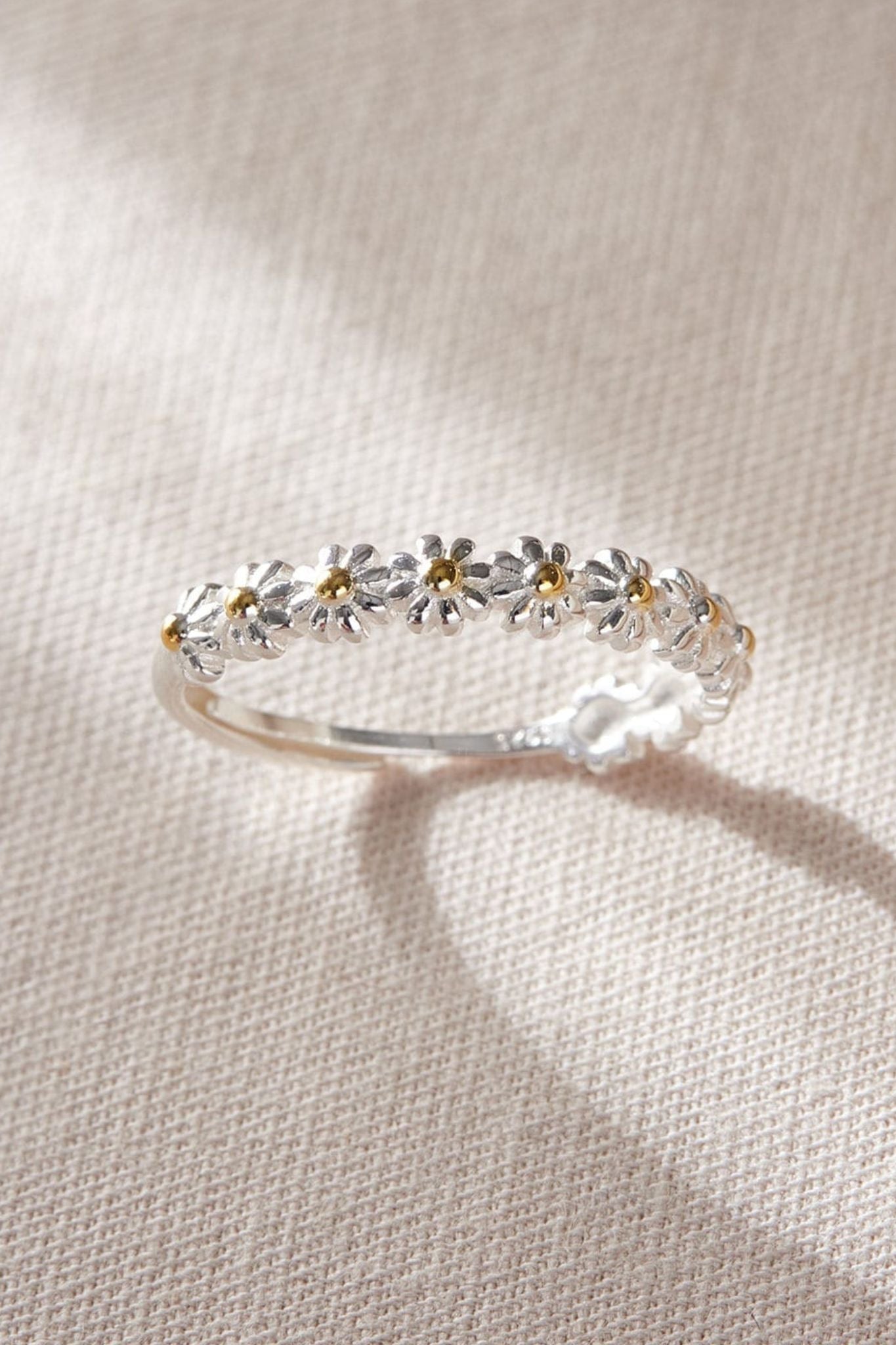 sterling-silver-daisy-chain-ring-closeup-flowers