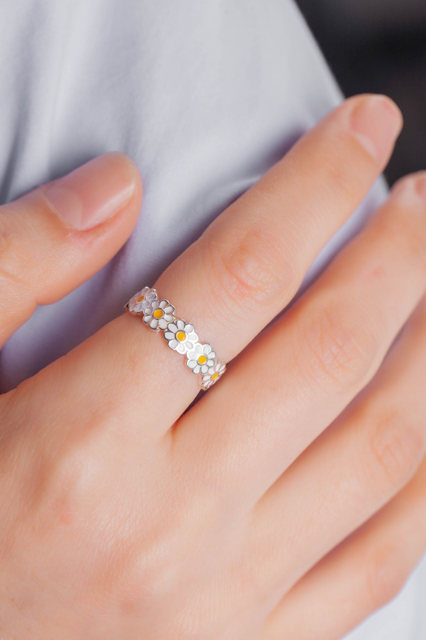 sterling-silver-white-daisy-ring-model-wearing