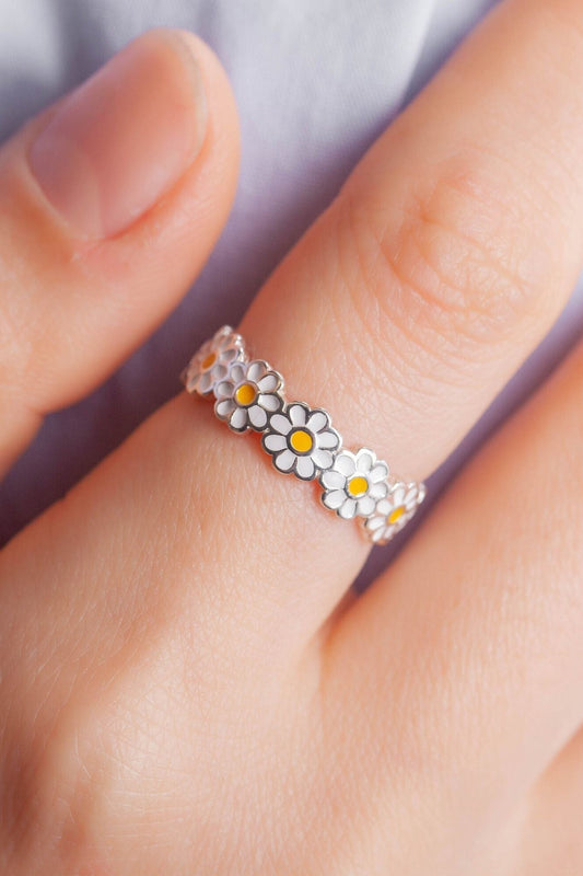 sterling-silver-white-daisy-ring-model-closeup