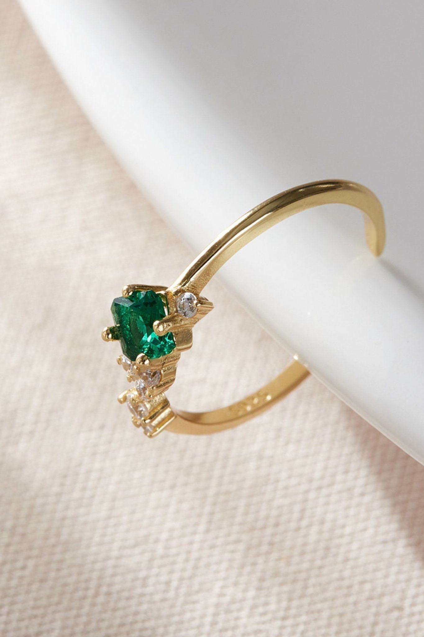 sterling-silver-cz-emerald-green-ring-closeup