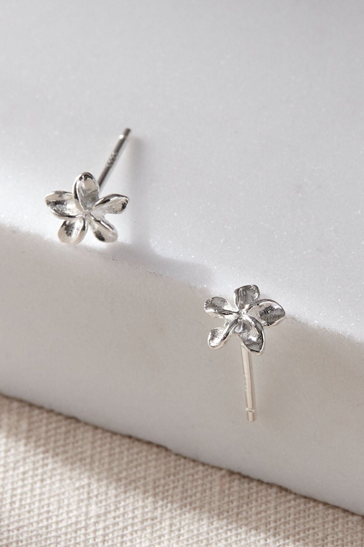 sterling-silver-dainty-flower-stud-earrings-closeup