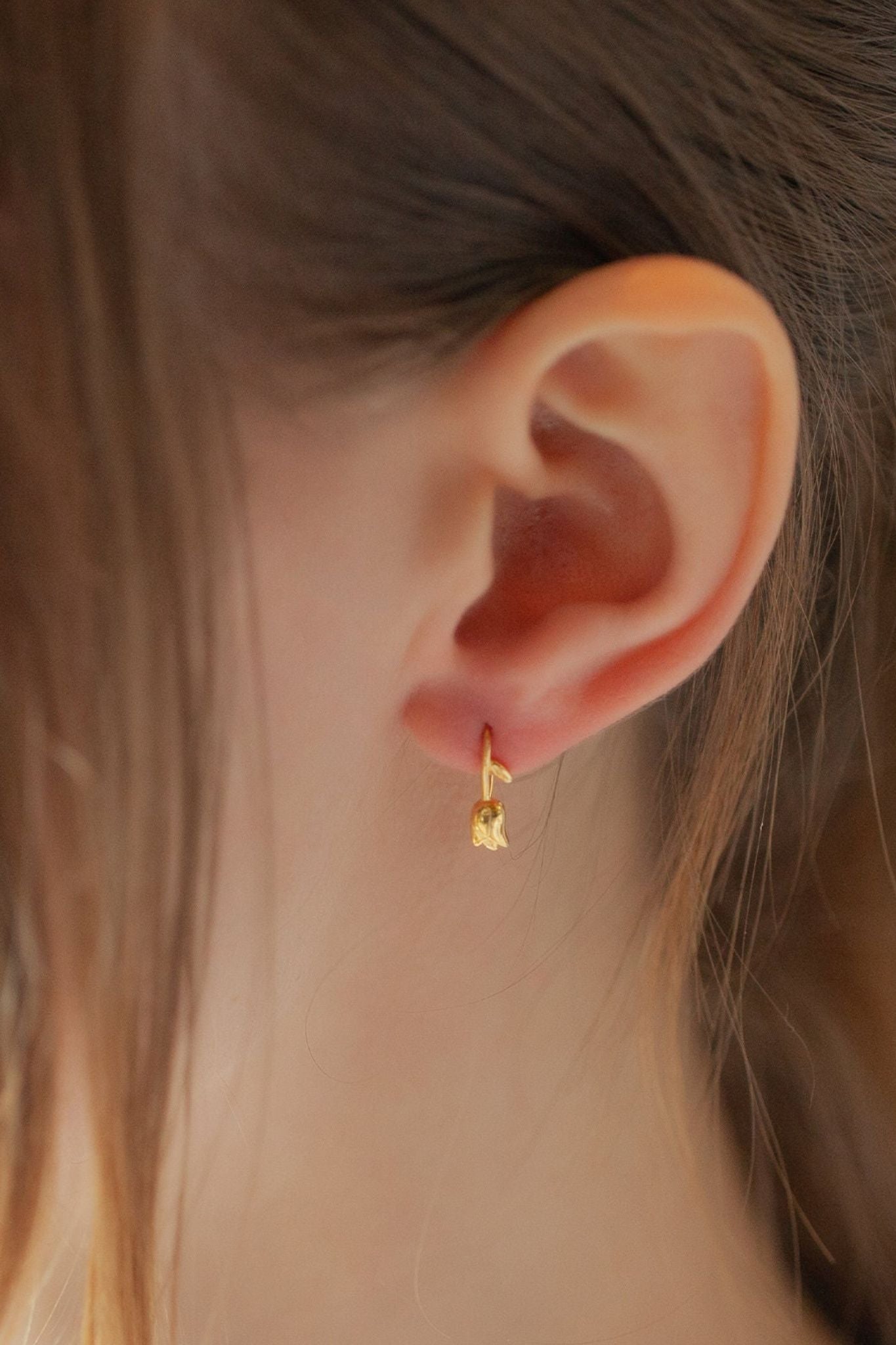 sterling-silver-tulip-hooks-in-gold-model