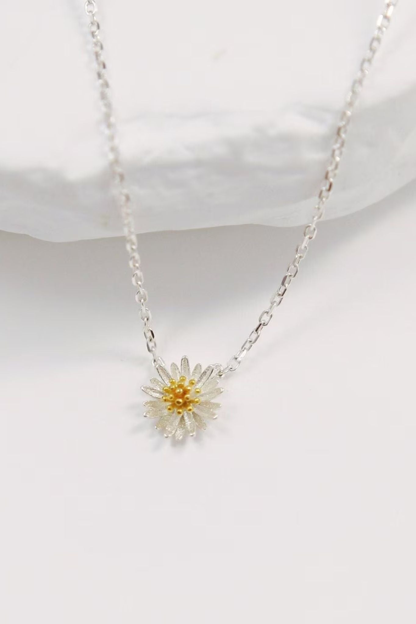 sterling-silver-daisy-necklace-closeup
