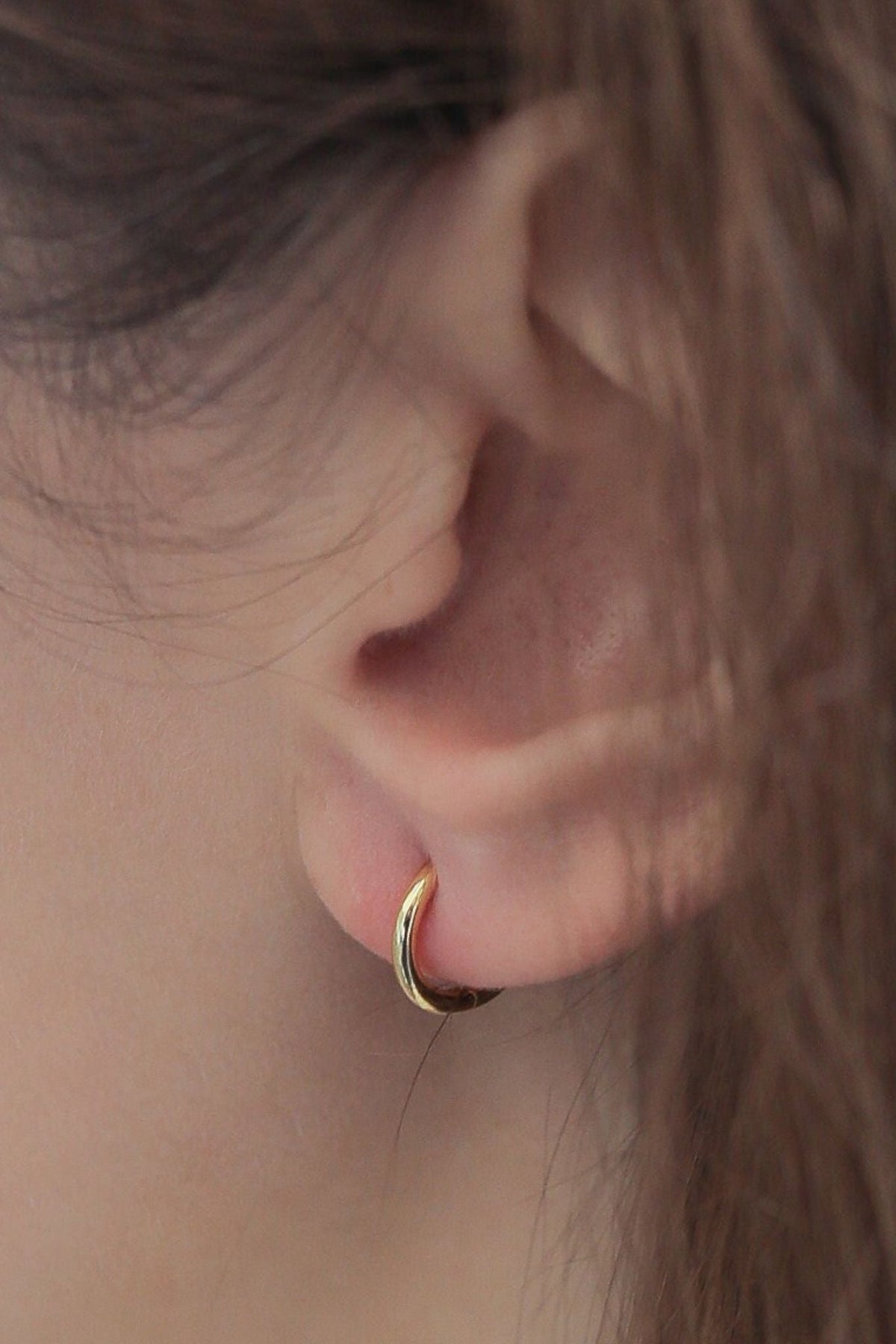 sterling-silver-plain-huggie-hoops-8mm-in-gold-model
