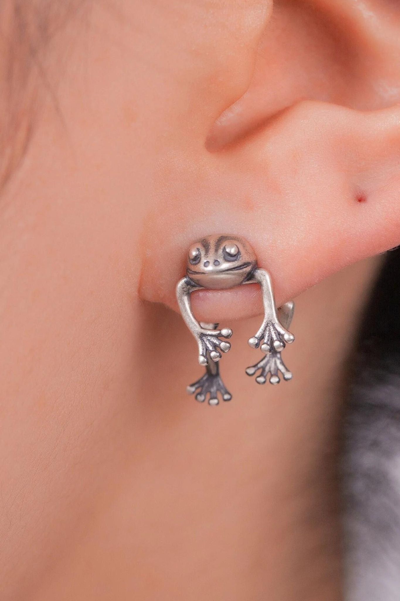 sterling-silver-frog-ear-jacket-model