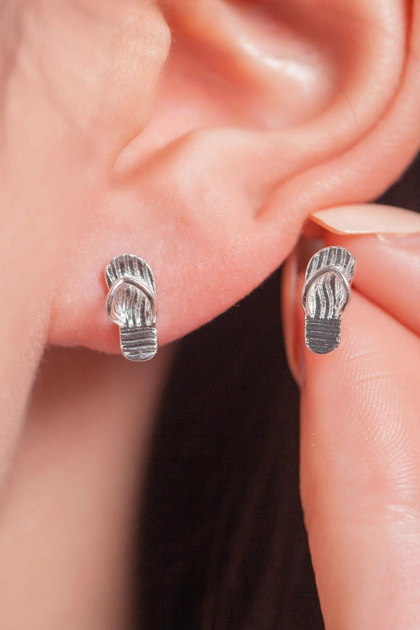 flip-flop-studs-model-earlobe