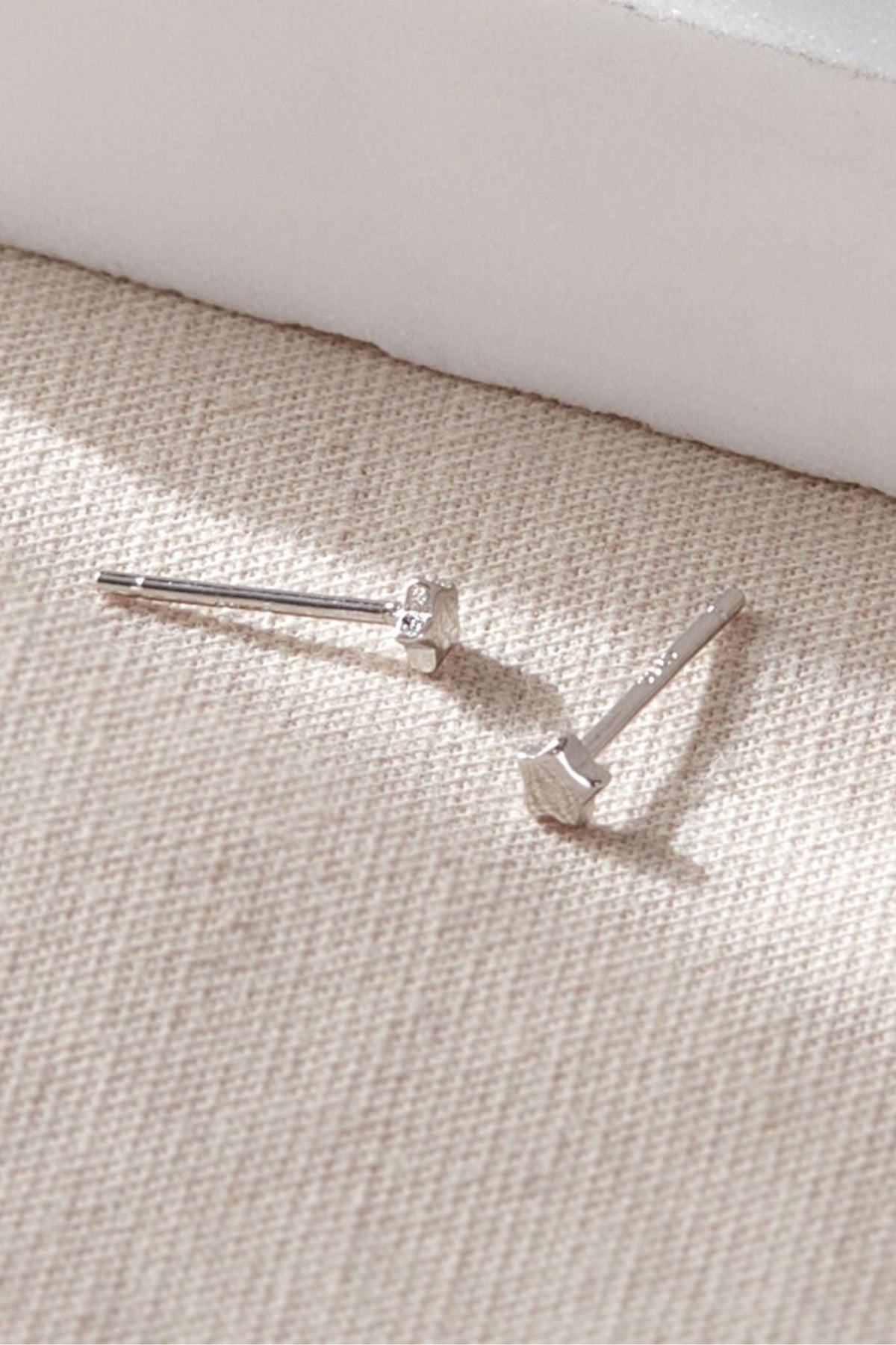sterling-silver-solid-star-studs-3-5mm-closeup