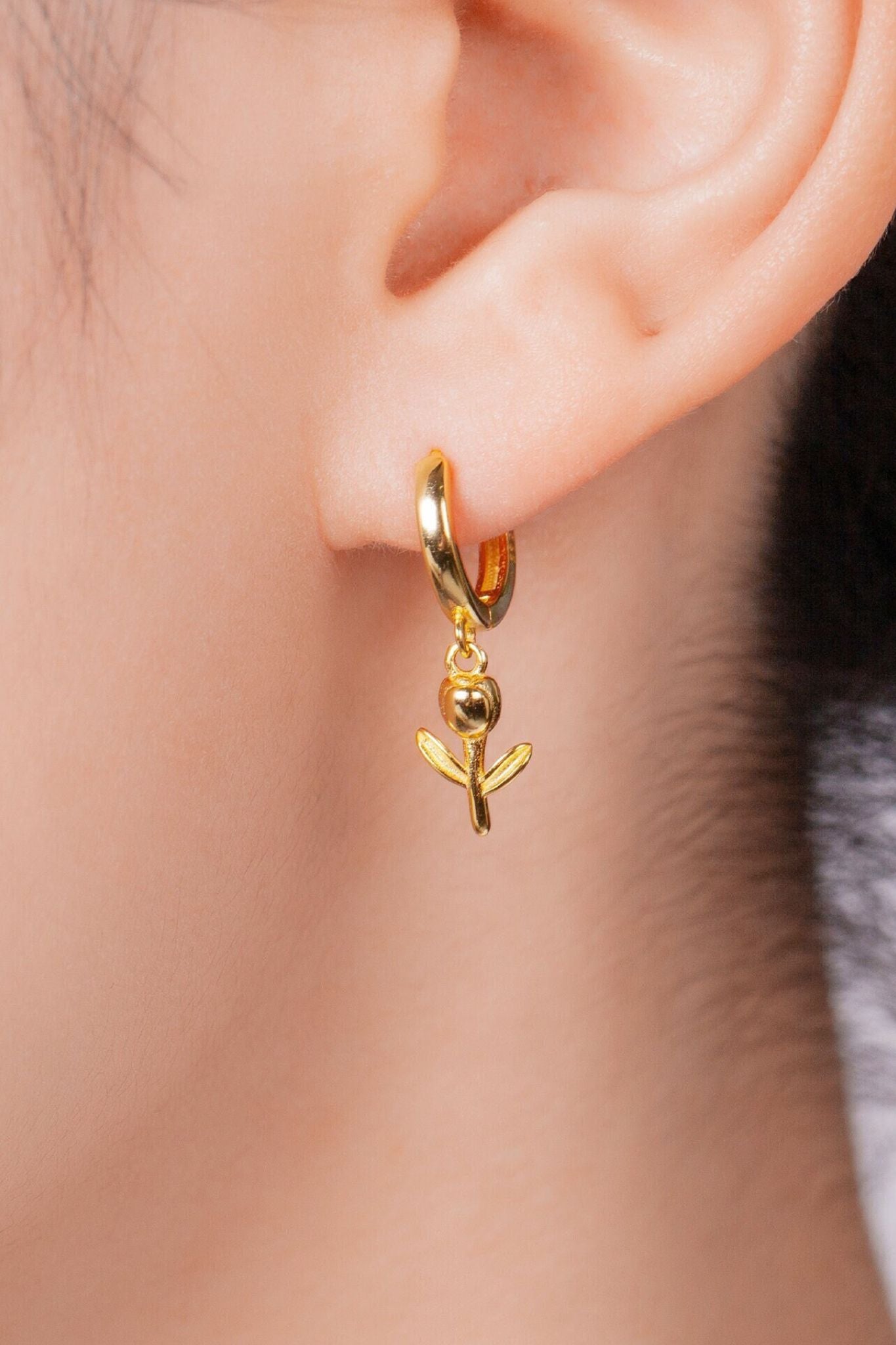 sterling-silver-tulip-hoops-in-gold-1-model