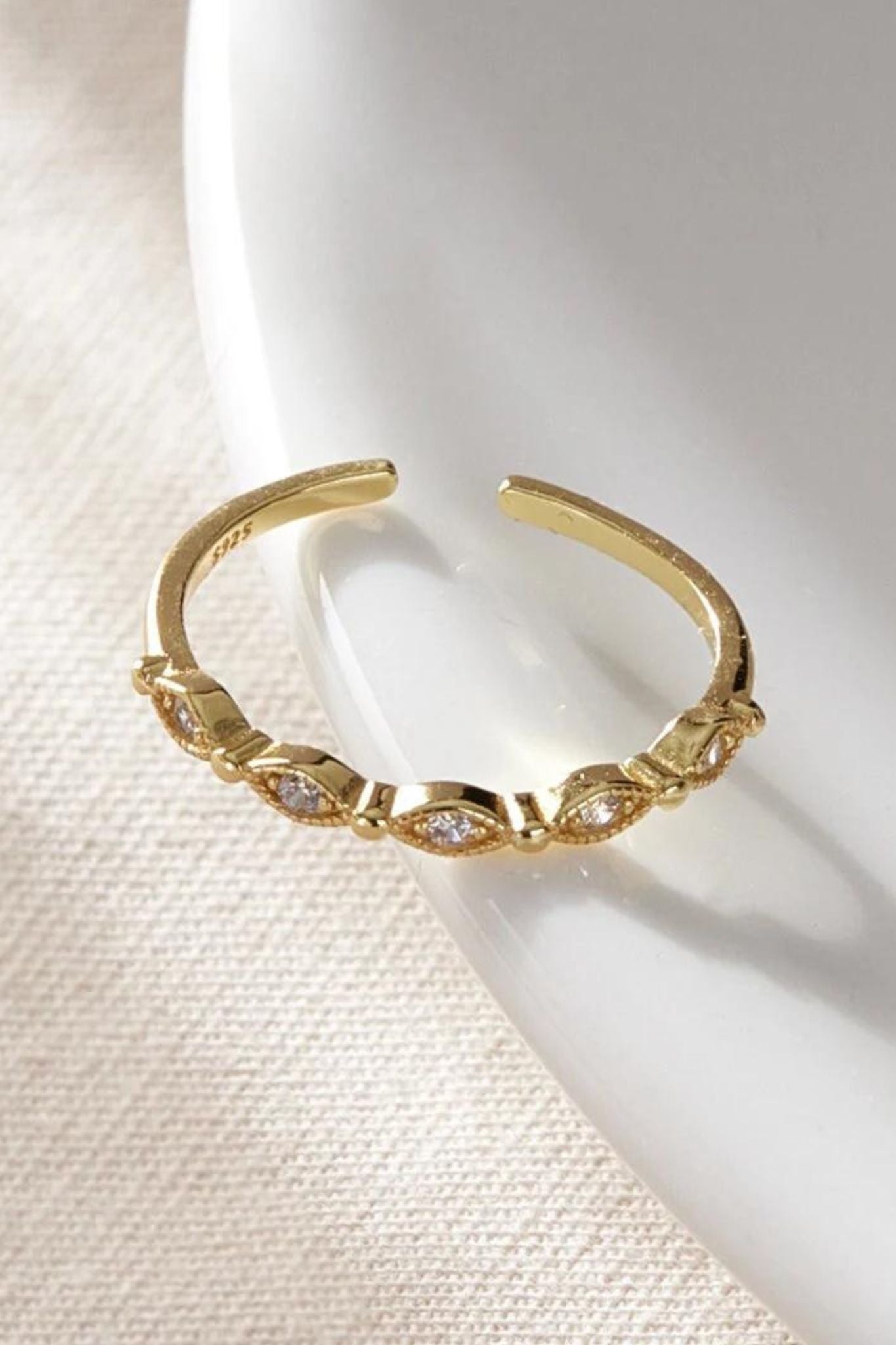 sterling-silver-cz-dainty-ring-closeup