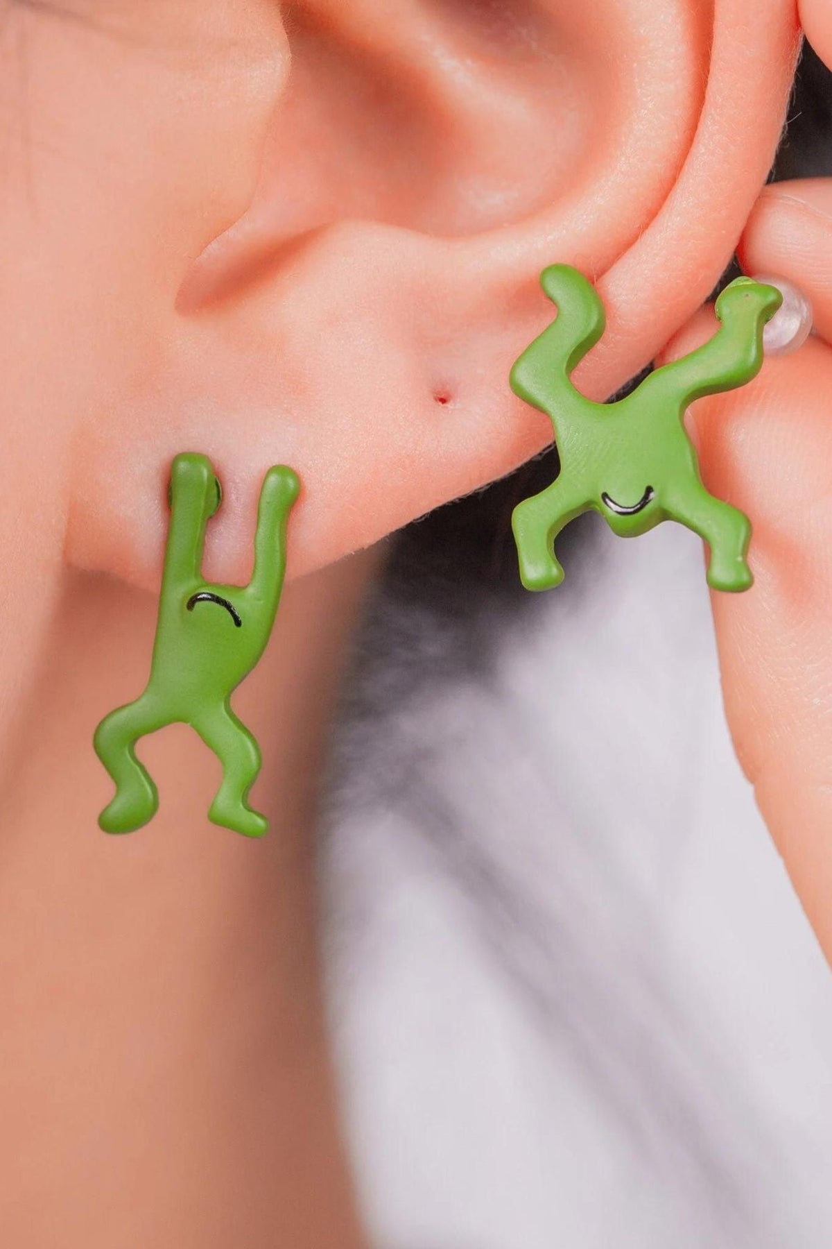 leaping-frogs-mismatched-studs-in-green-model