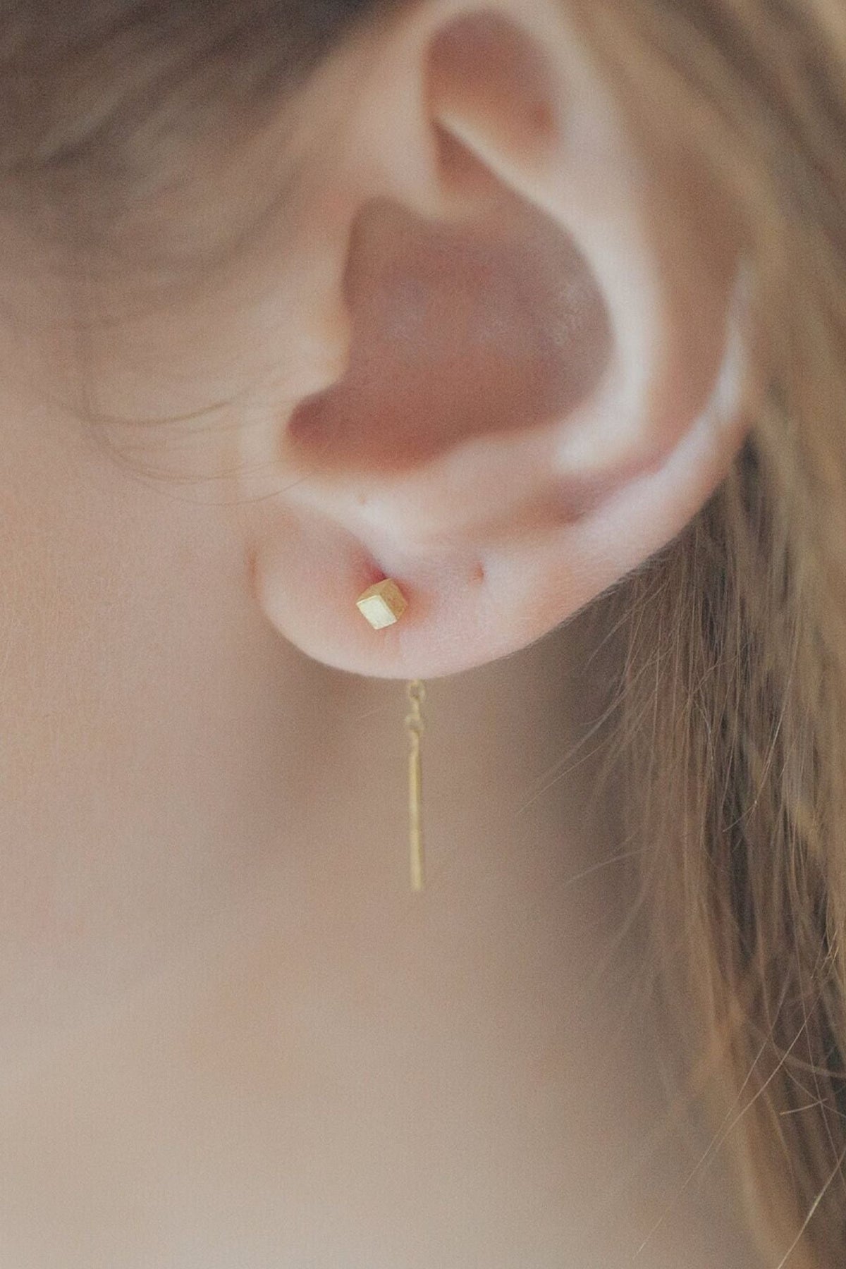 sterling-silver-geometric-threader-earrings-in-gold-model