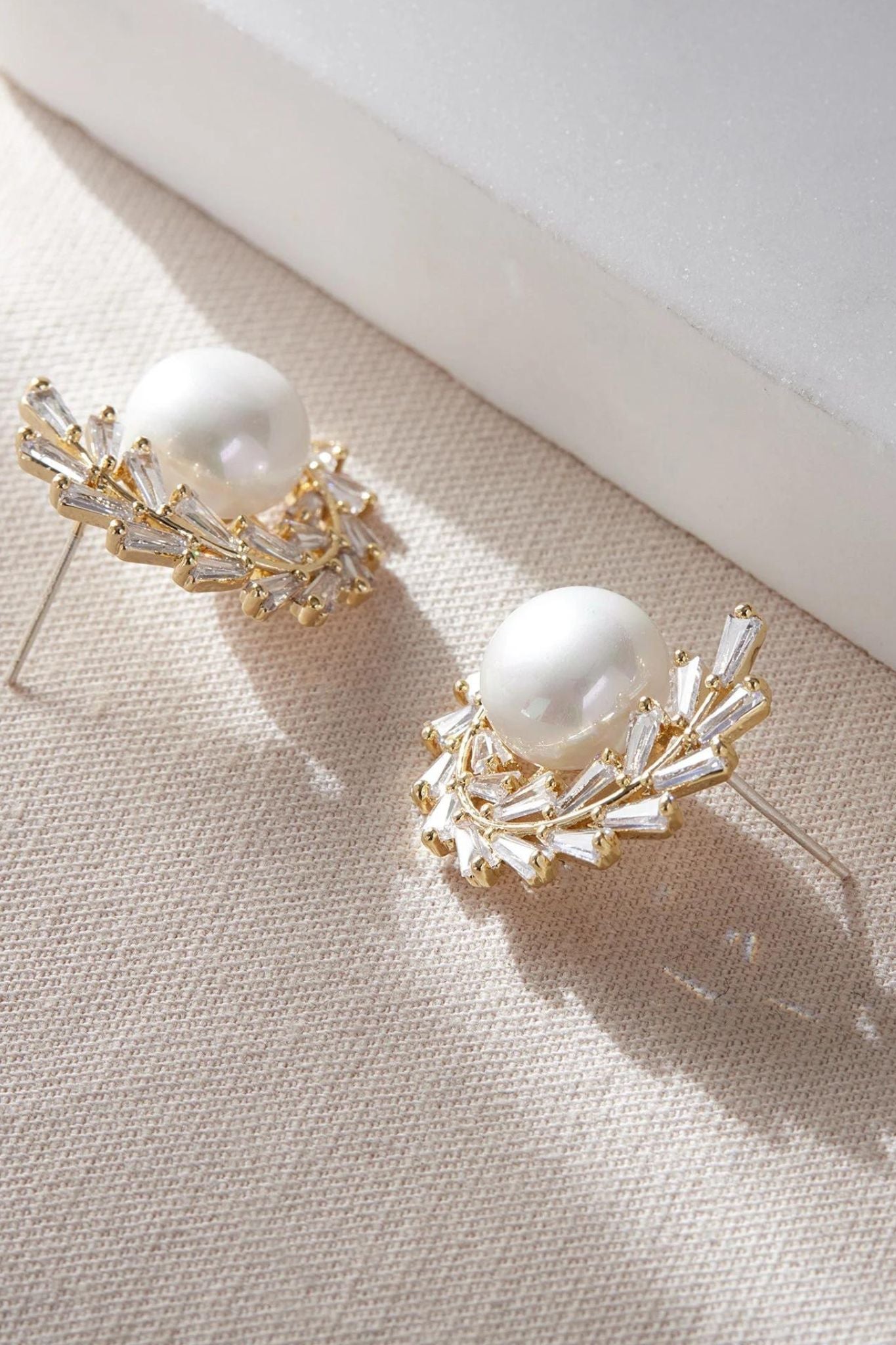 leaf-pearl-studs-in-gold-closeup