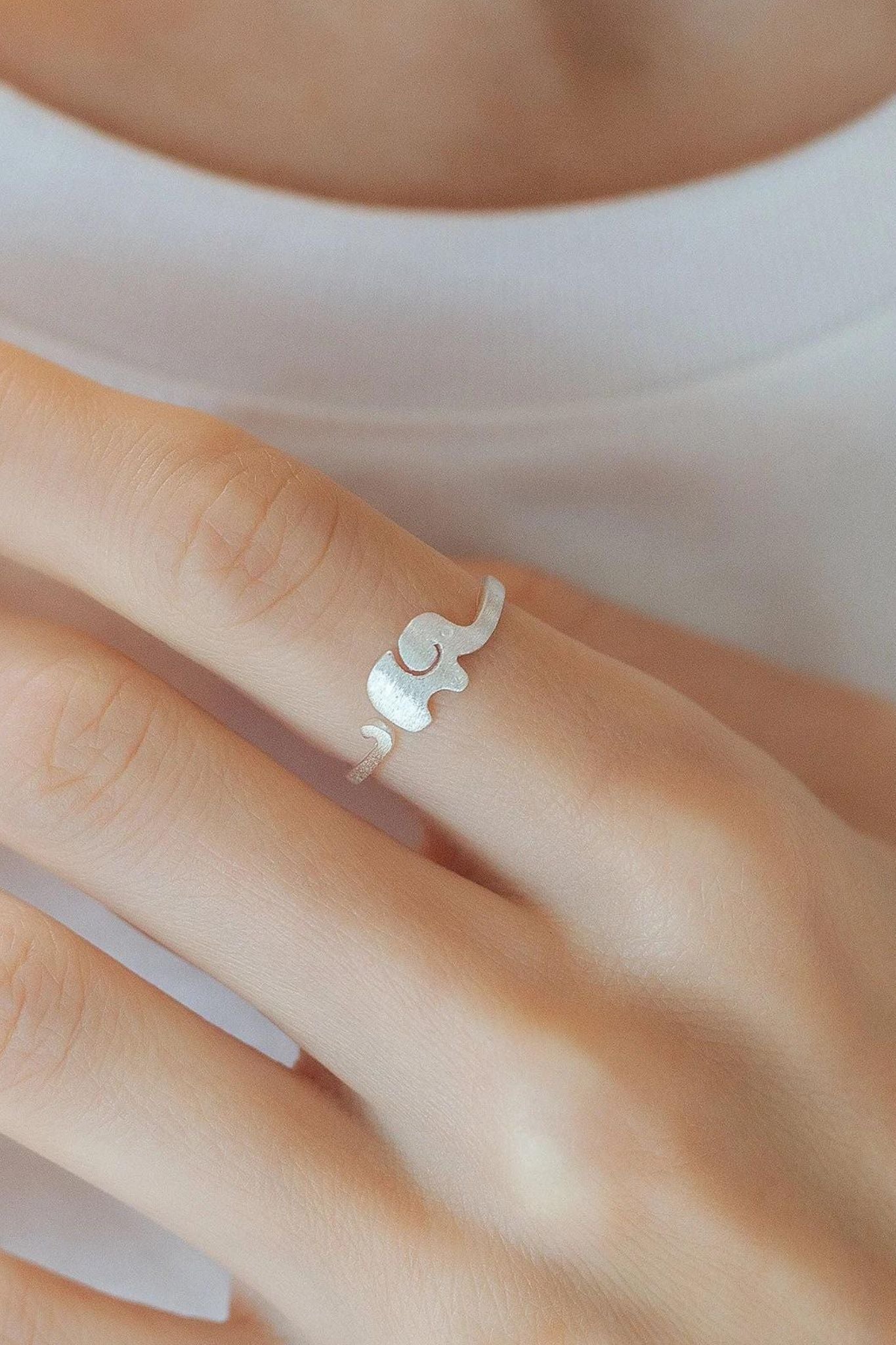sterling-silver-elephant-ring-model-finger