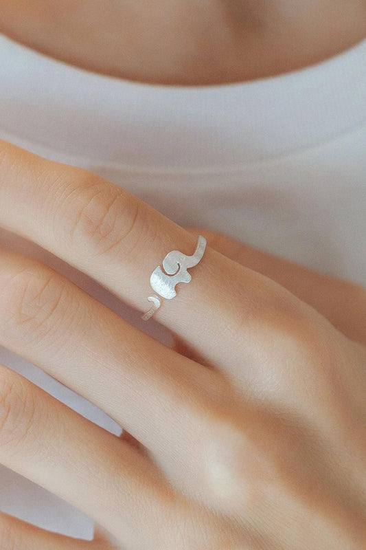 sterling-silver-elephant-ring-model-finger