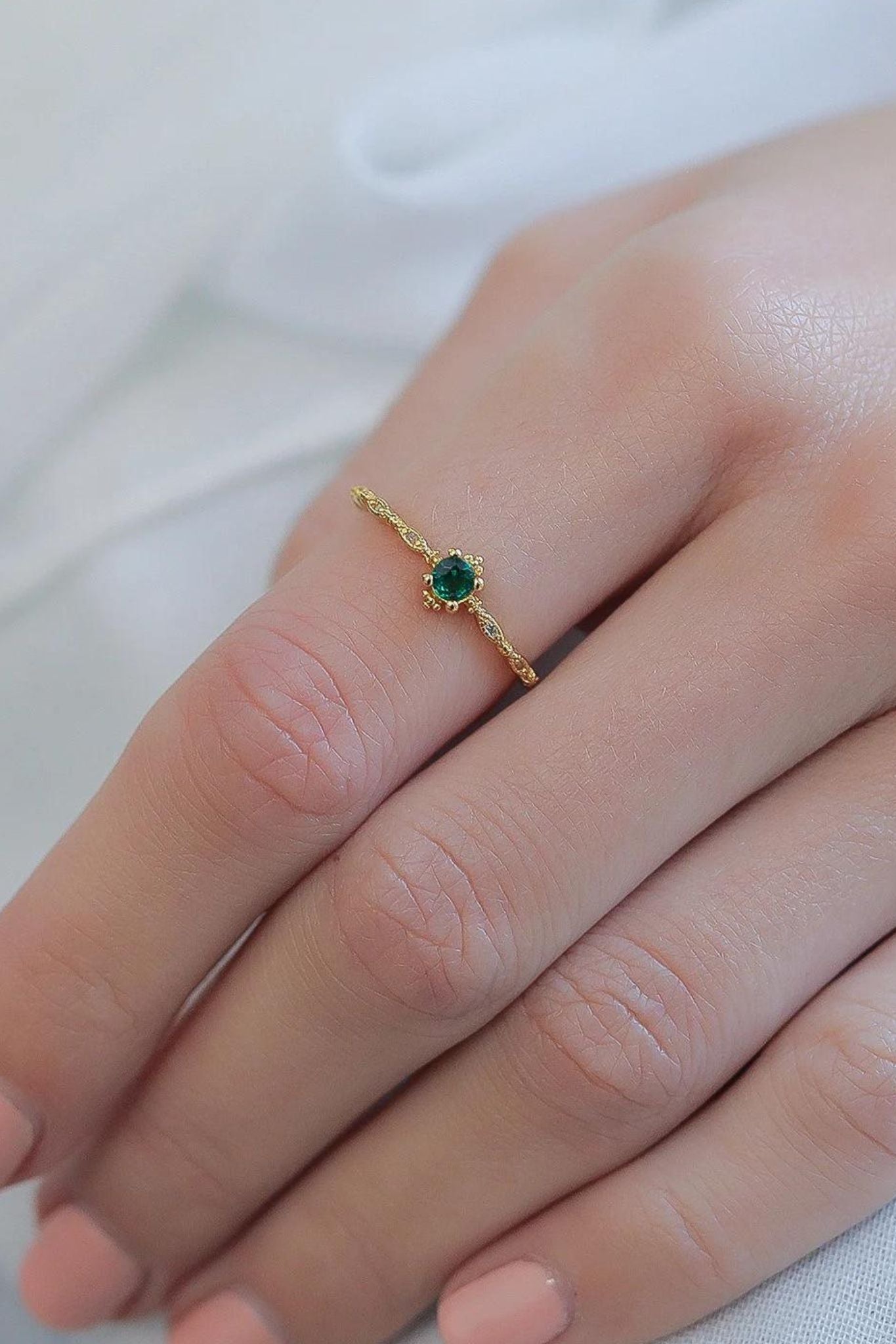 sterling-silver-emerald-green-cz-adjustable-ring-model-finger