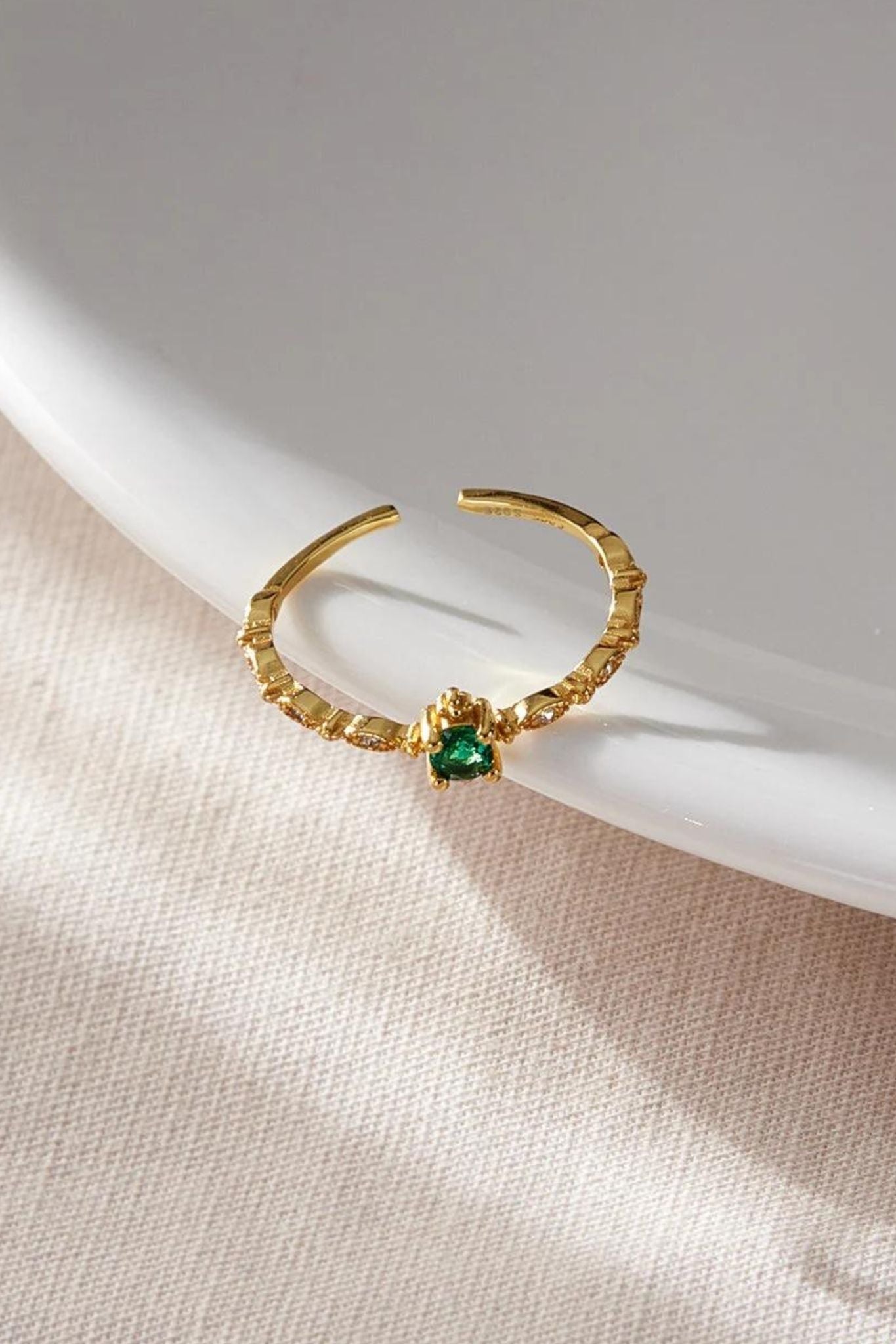 sterling-silver-emerald-green-cz-adjustable-ring-closeup