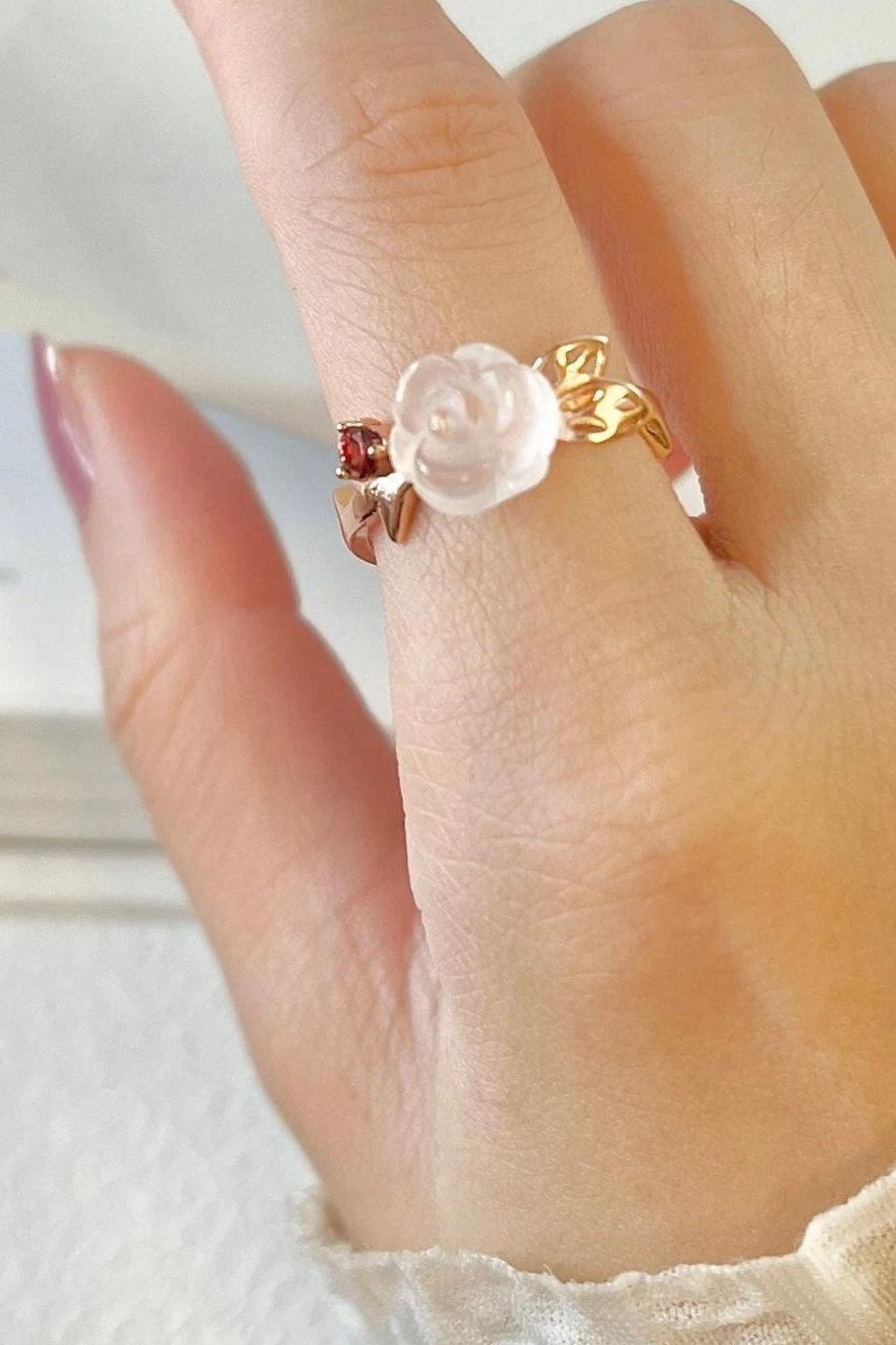 rose-gold-natural-garnet-and-quartz-floral-ring-model-finger