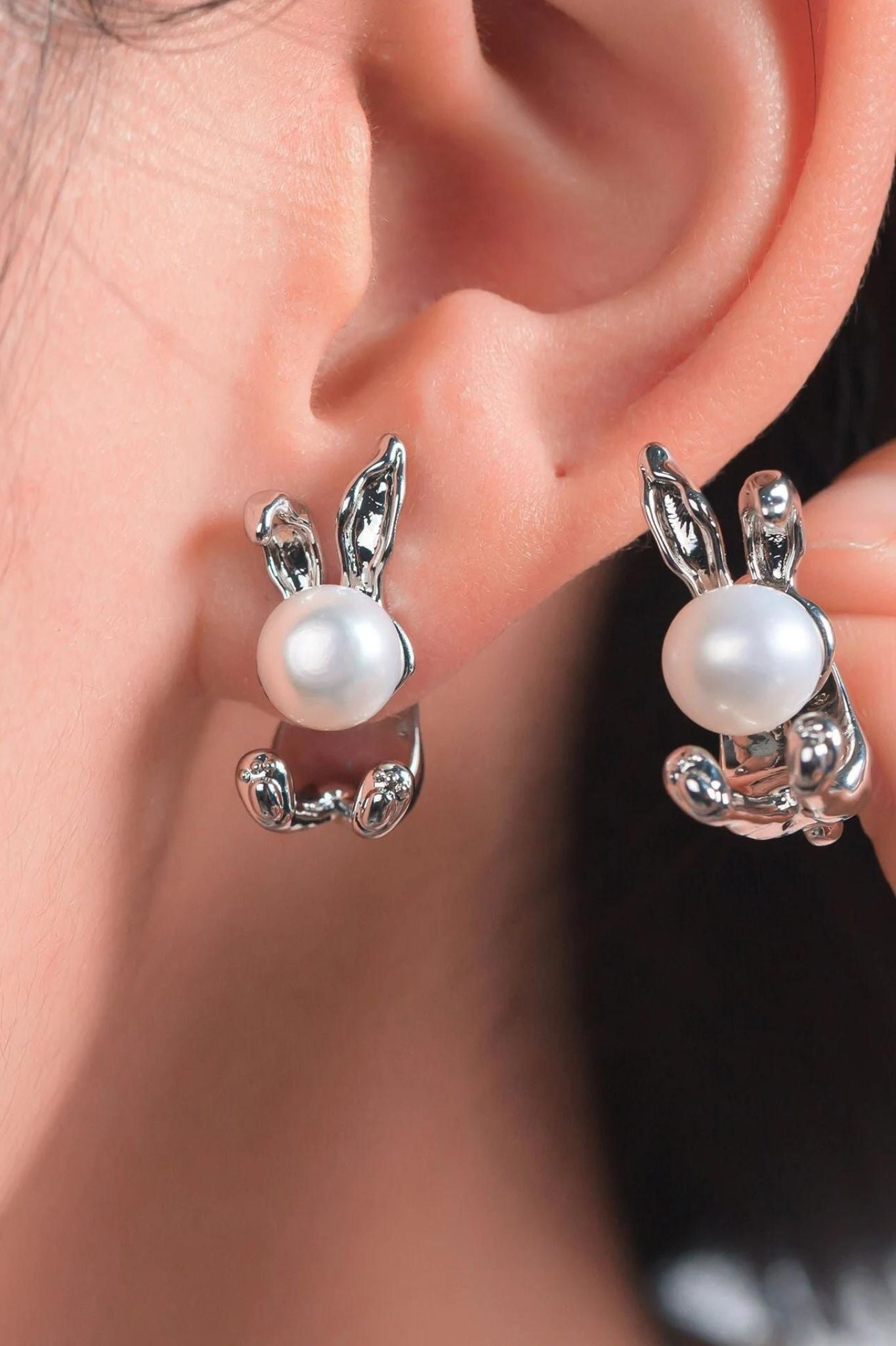 rabbit-pearl-stud-earrings-in-silver-model