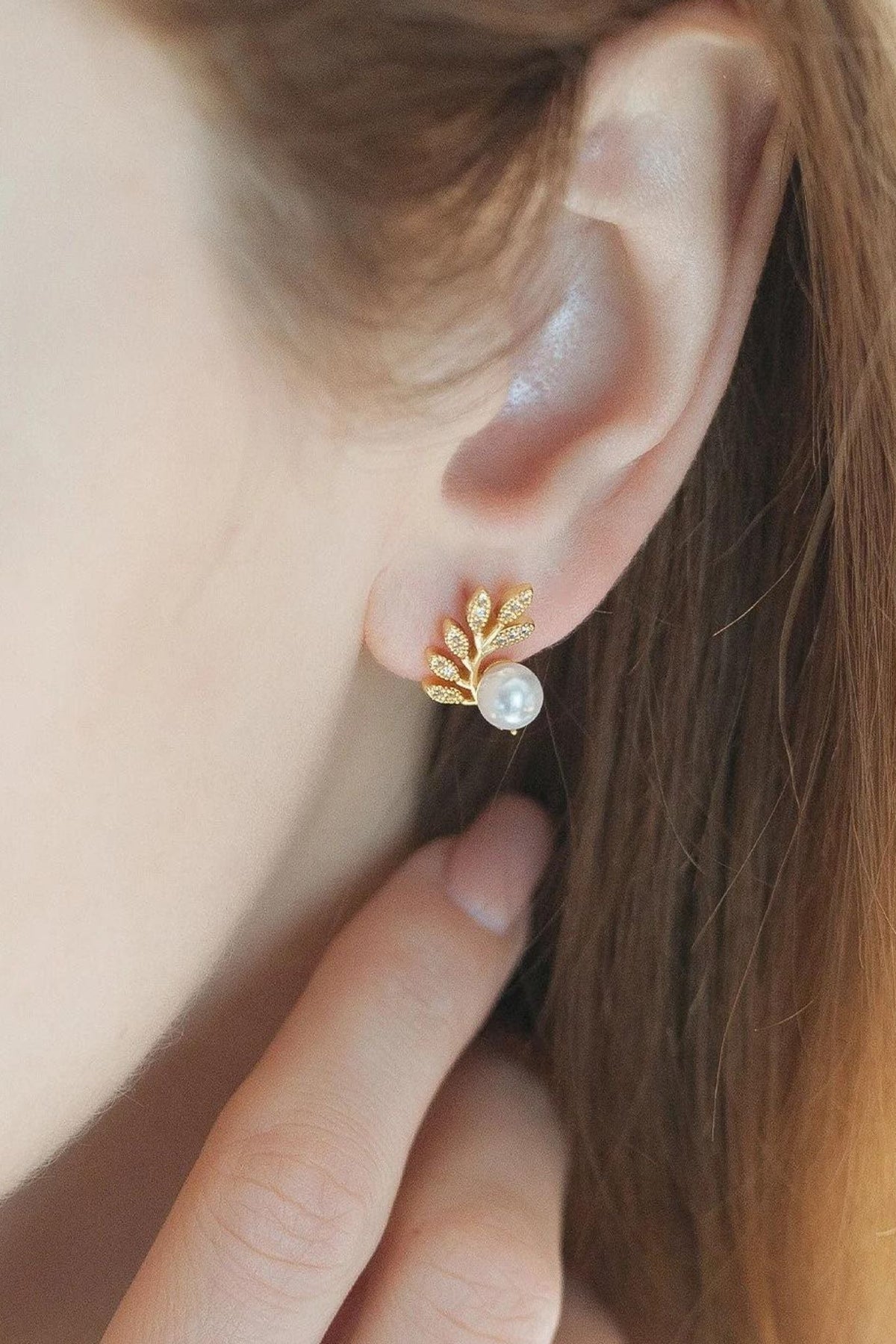 sparkly-leaf-pearl-studs-model