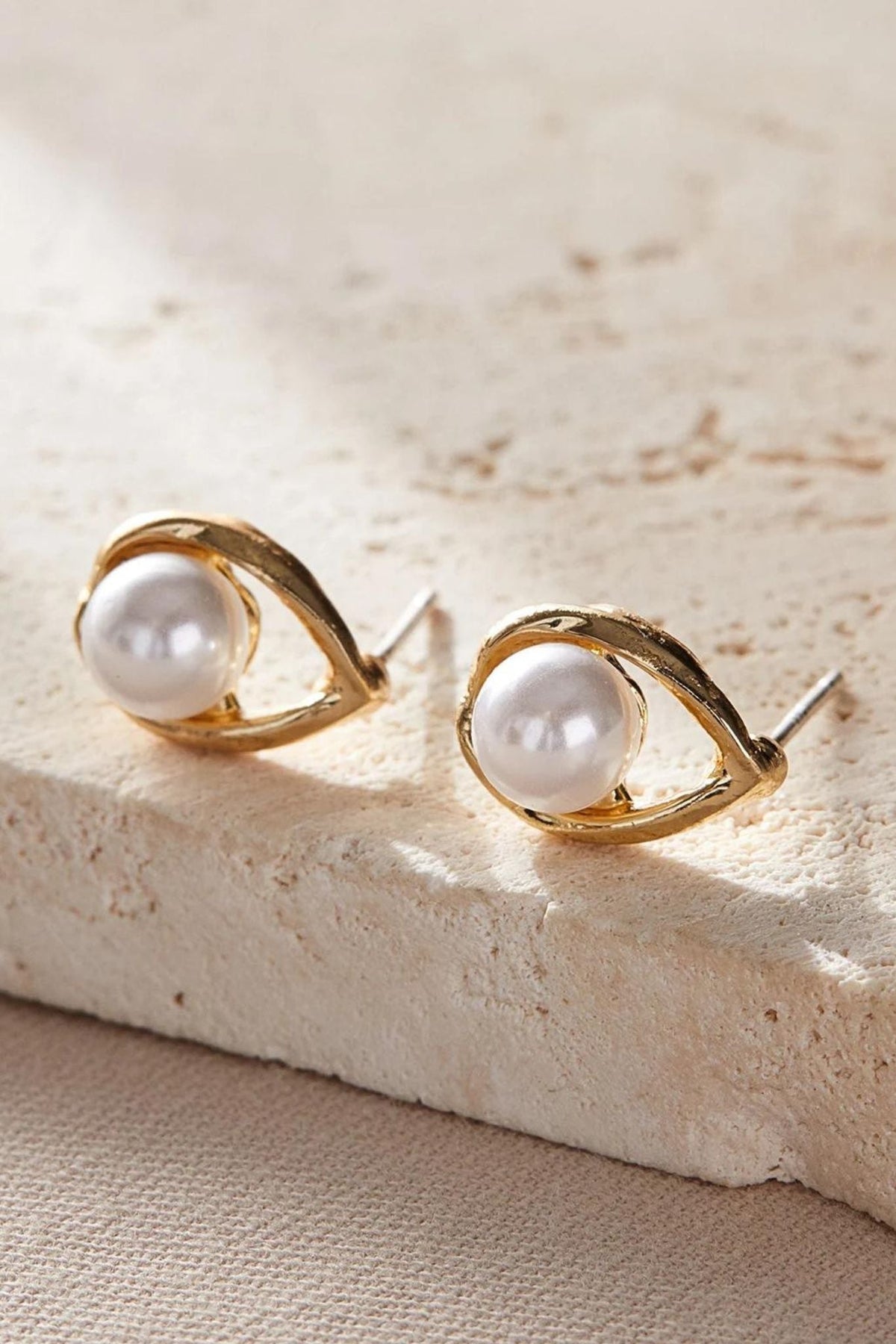 oval-pearl-studs-closeup